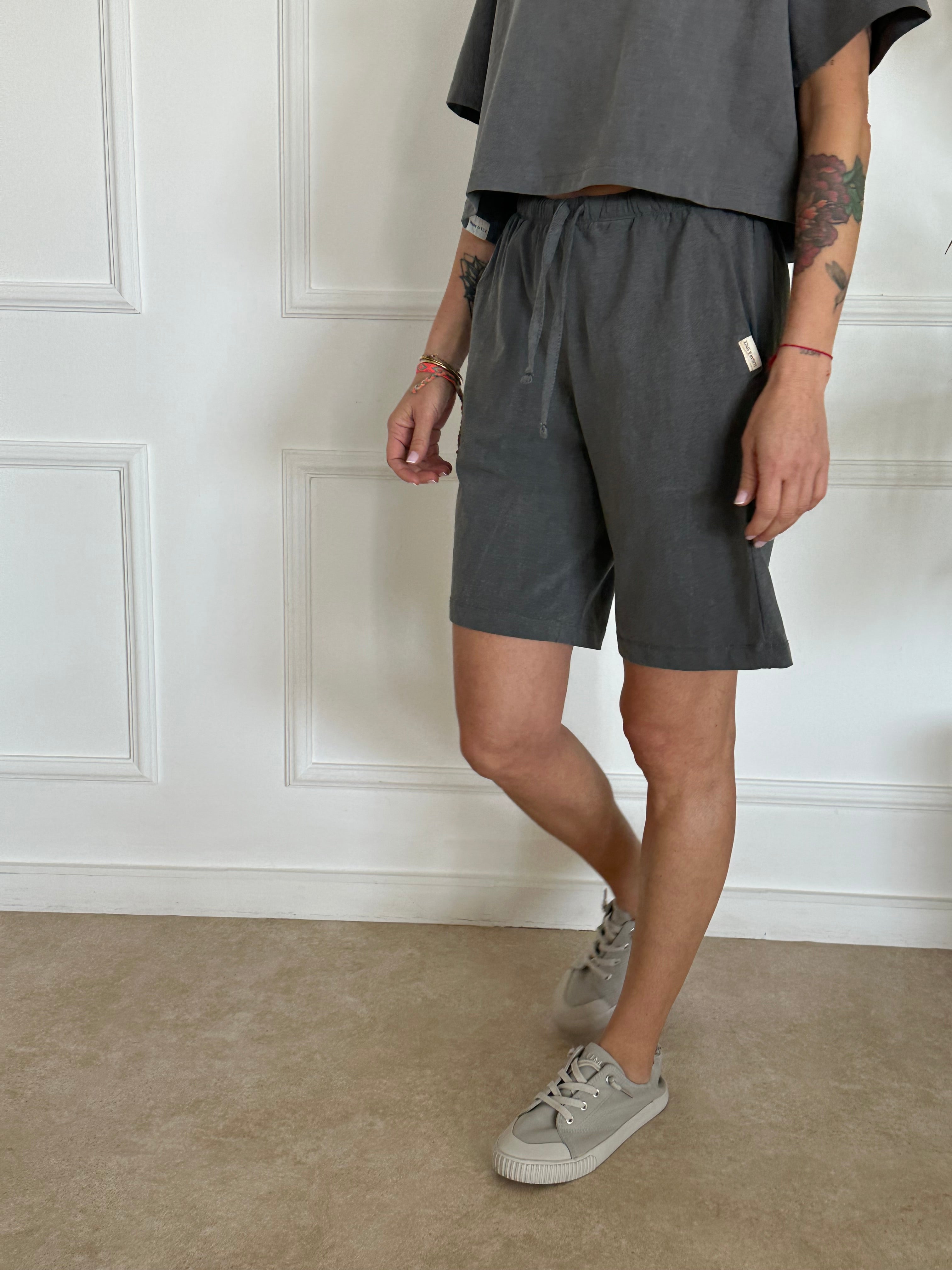 מכנסי ברמודה סטון ווש אפורים