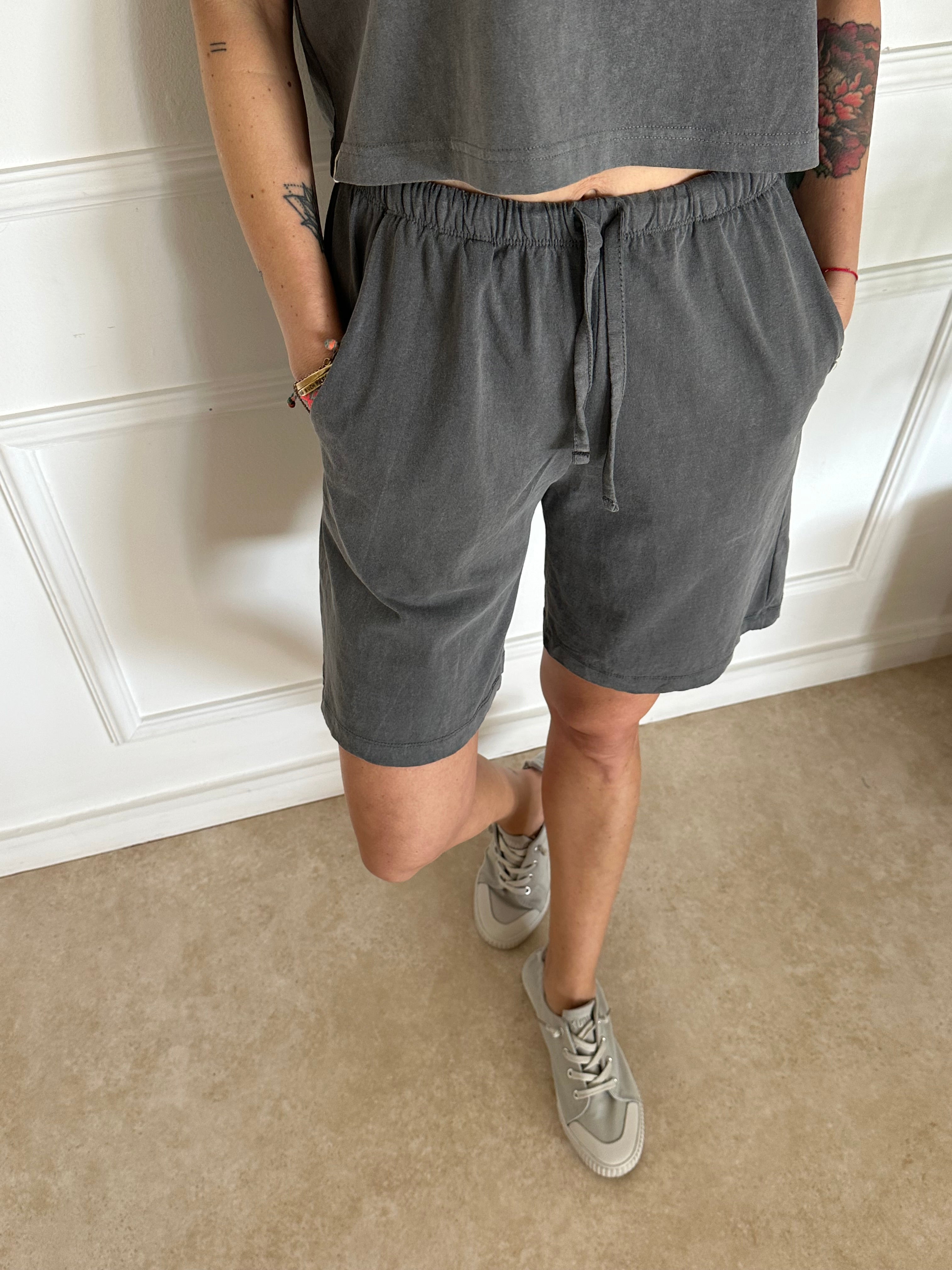 מכנסי ברמודה סטון ווש אפורים