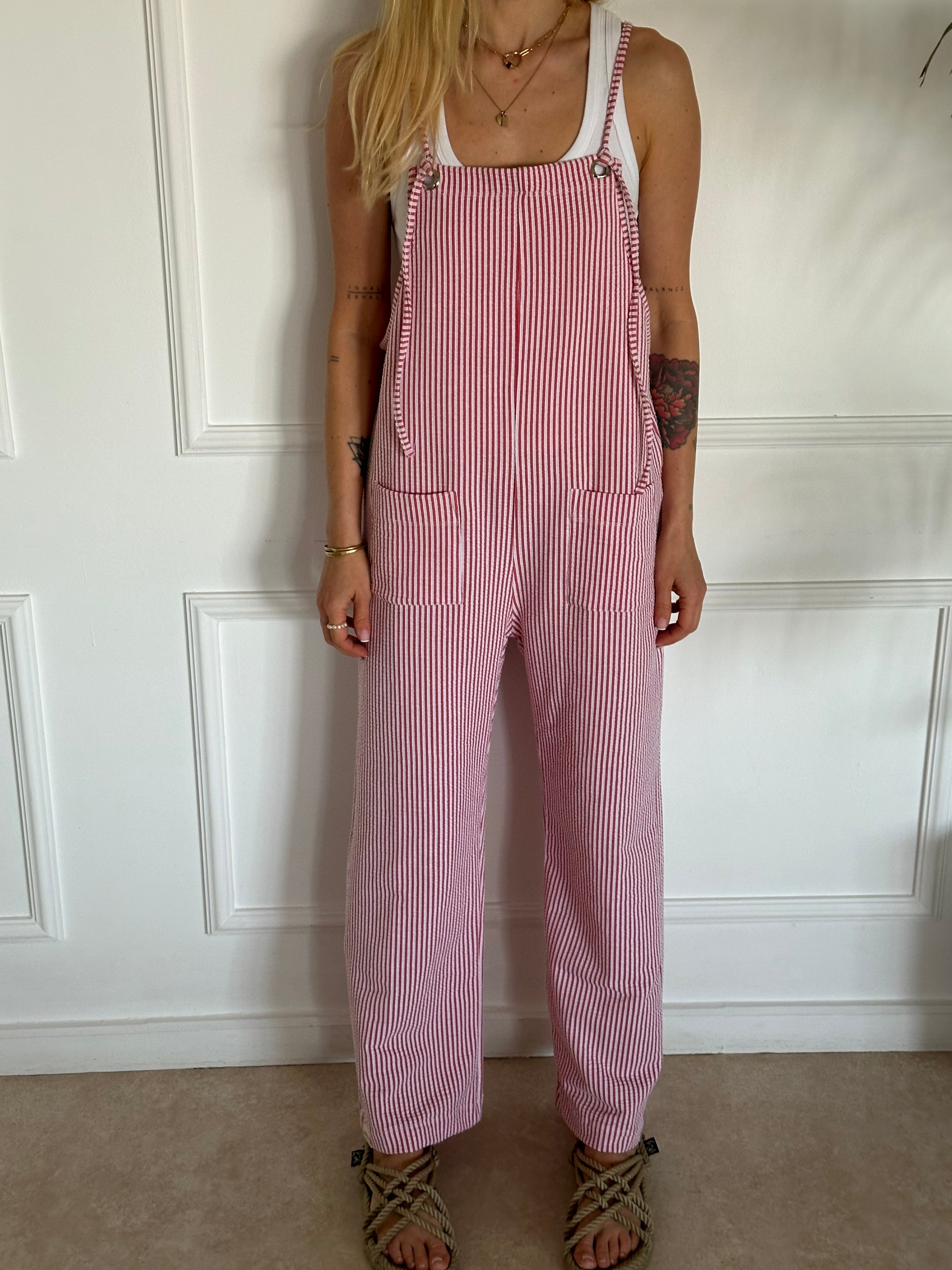 אוברול פסים אדומים