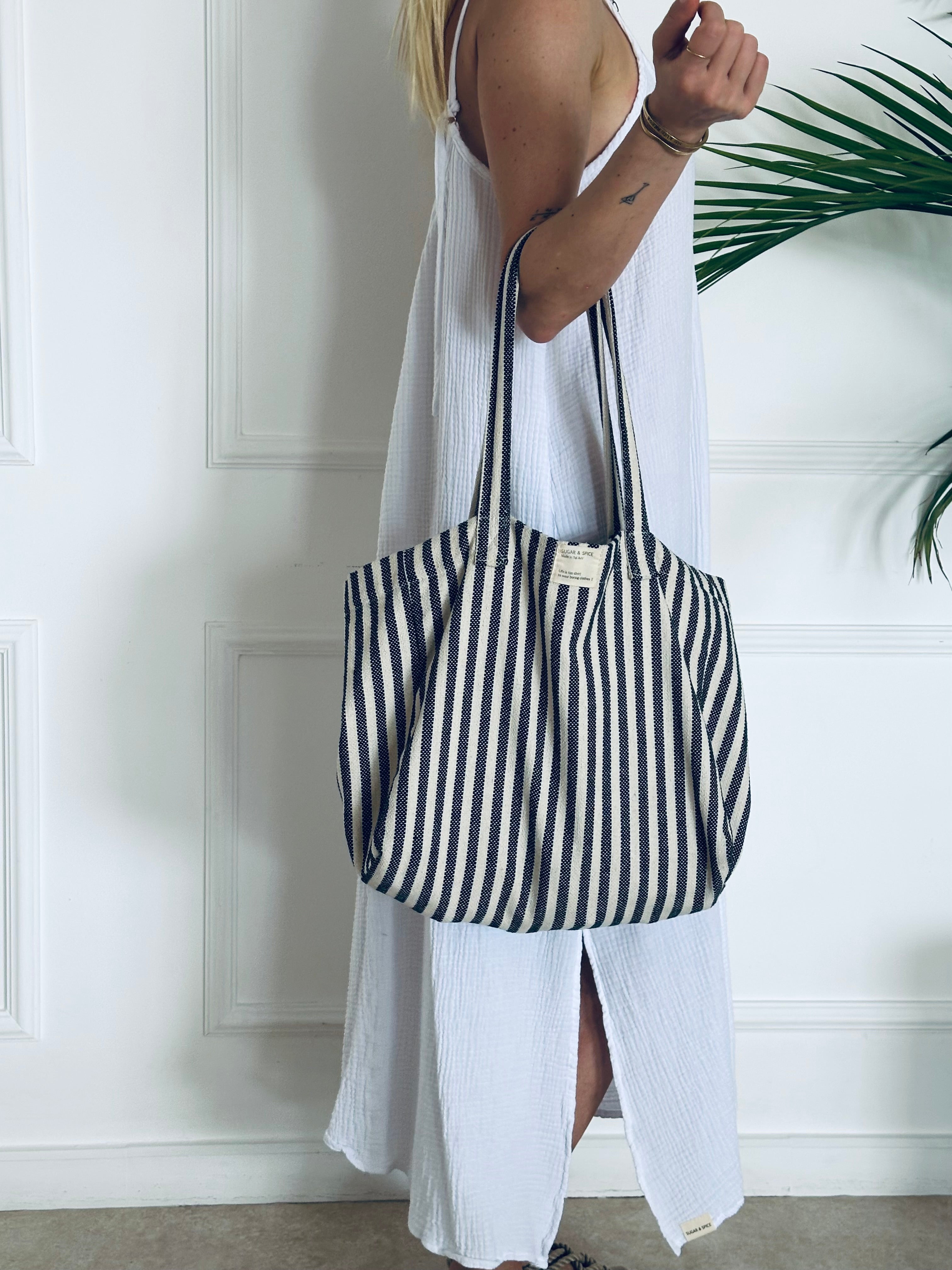 תיק פסים אפורים