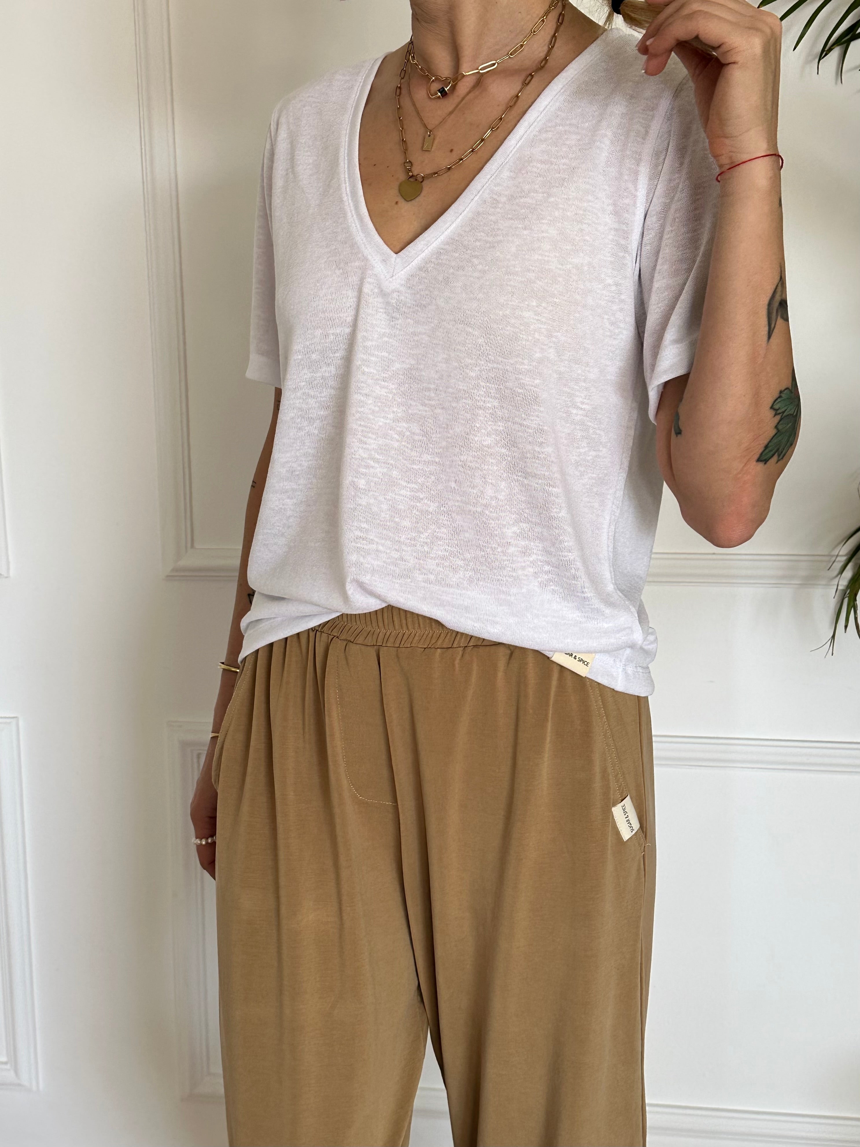 טי שירט עם מפתח וי לבנה