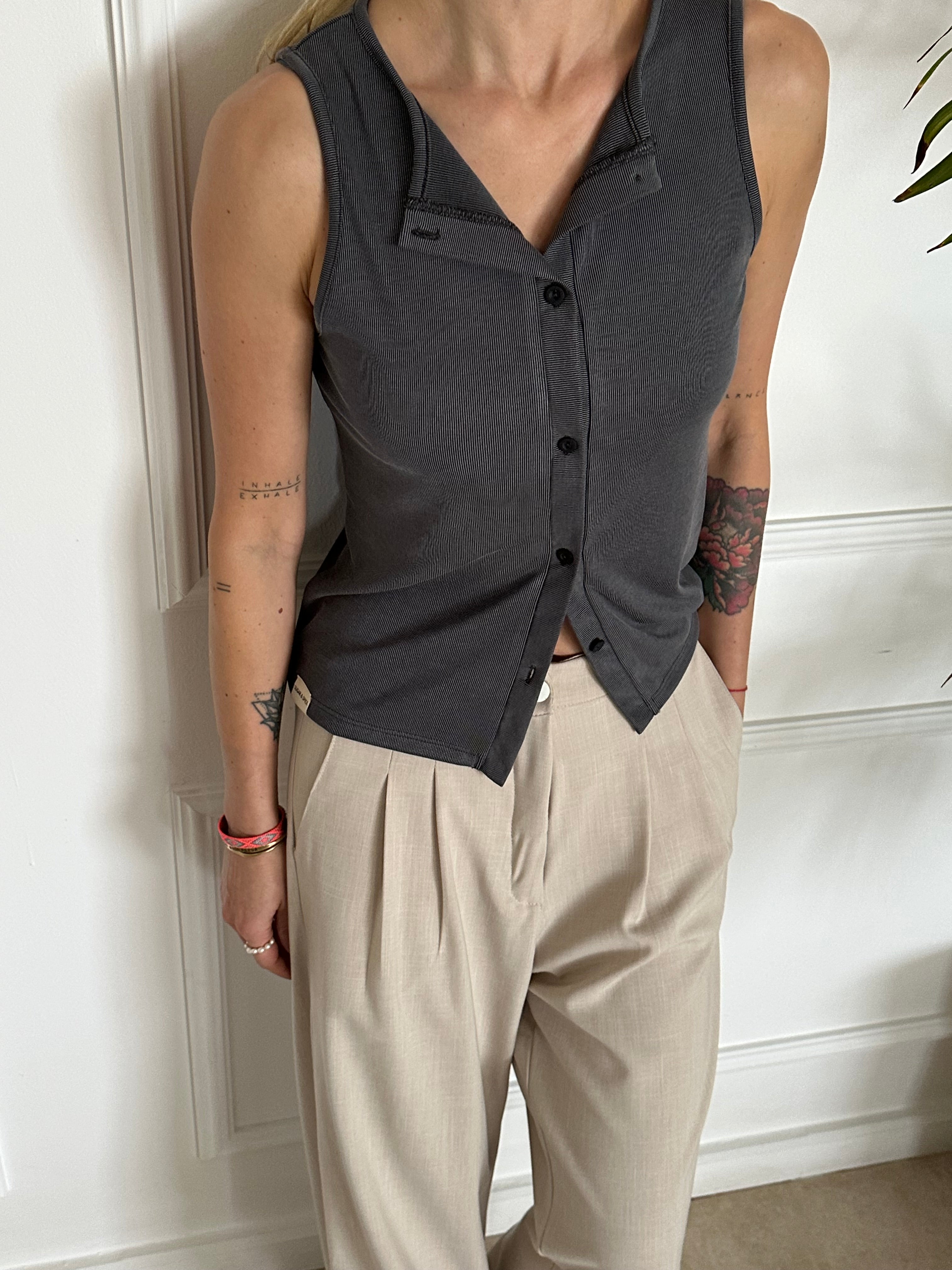 טופ כפתורים אפור פסים דקים