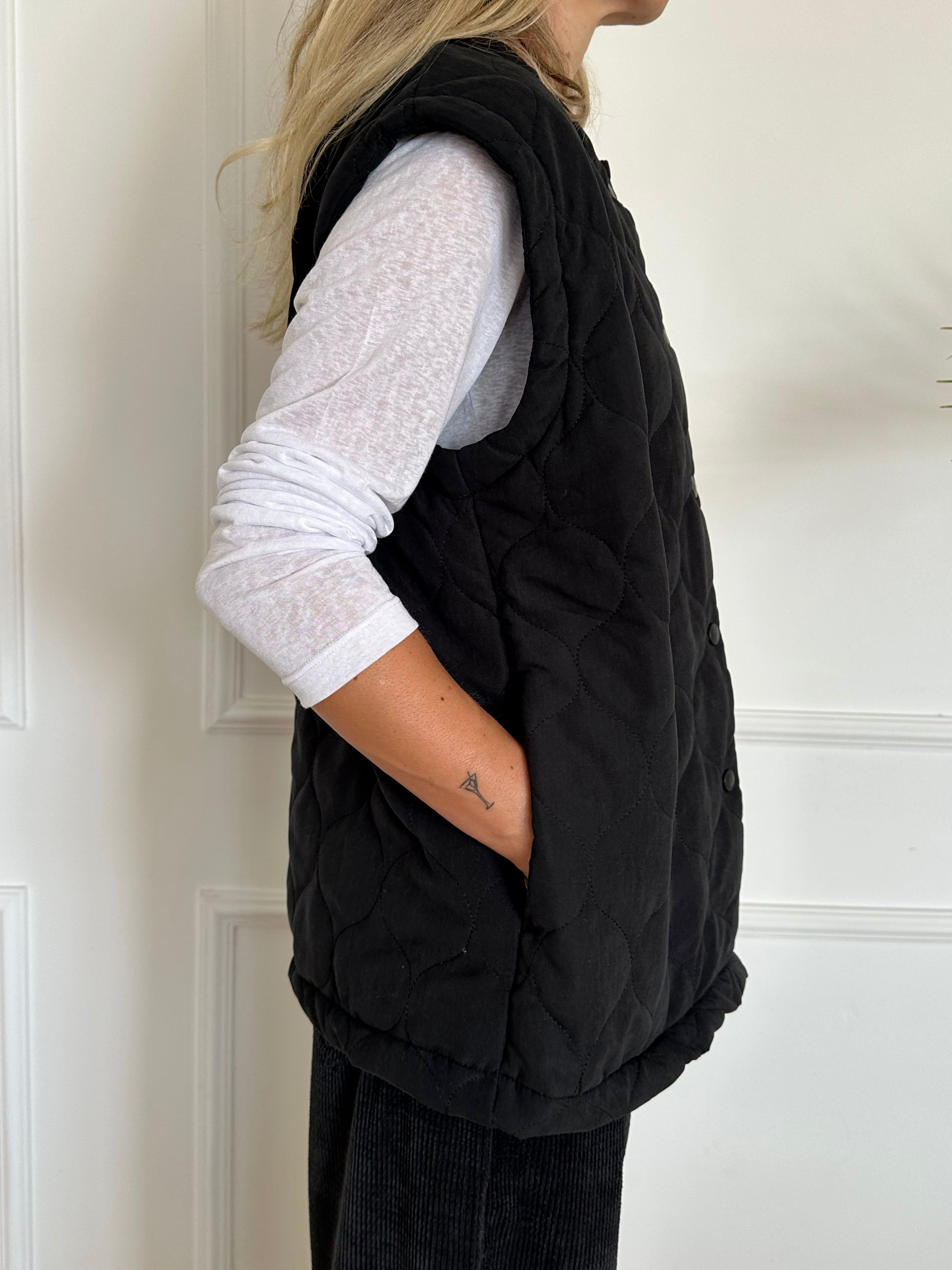 אפודת קויילטים שחורה