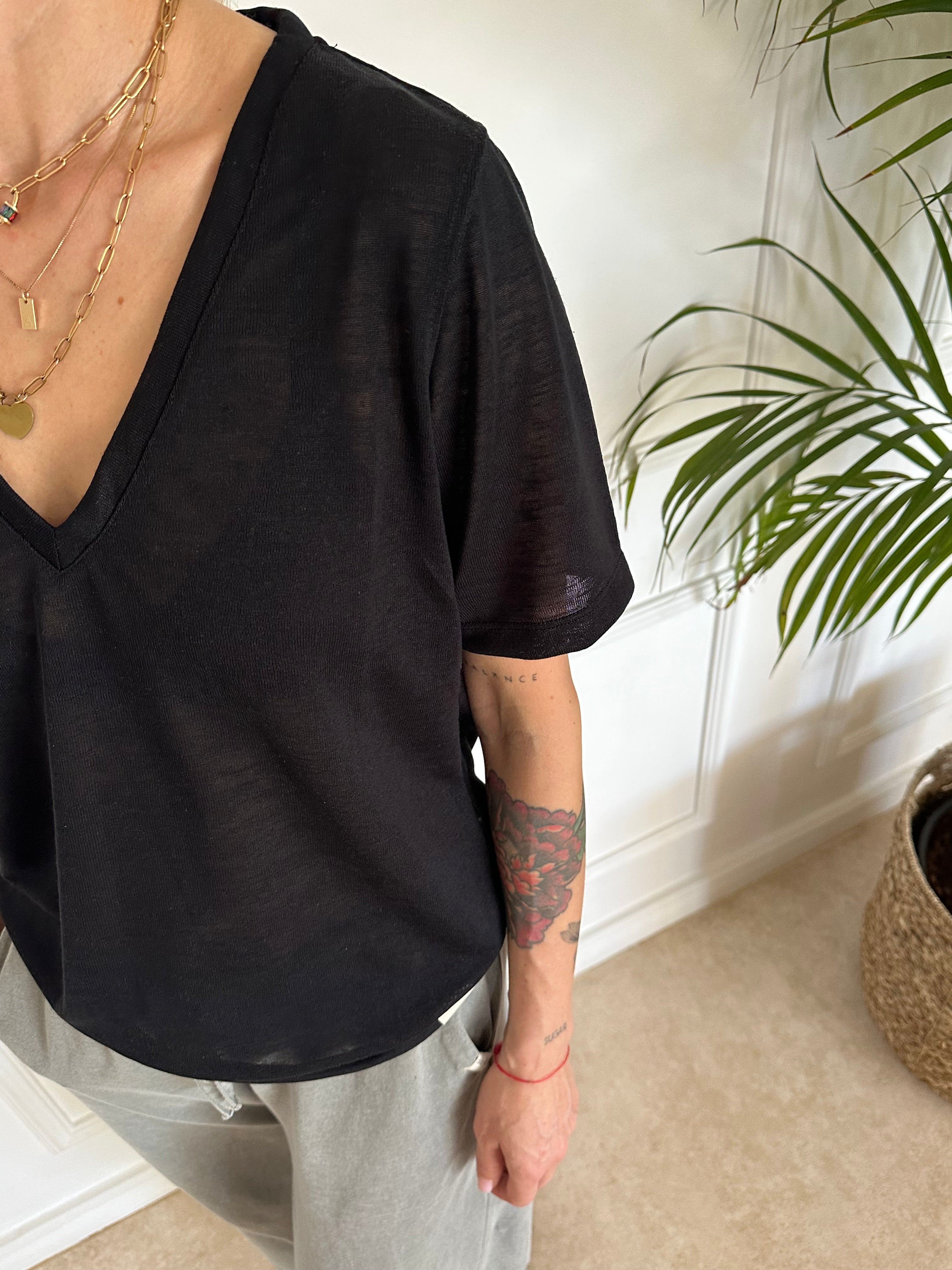 טי שירט עם מפתח וי שחורה