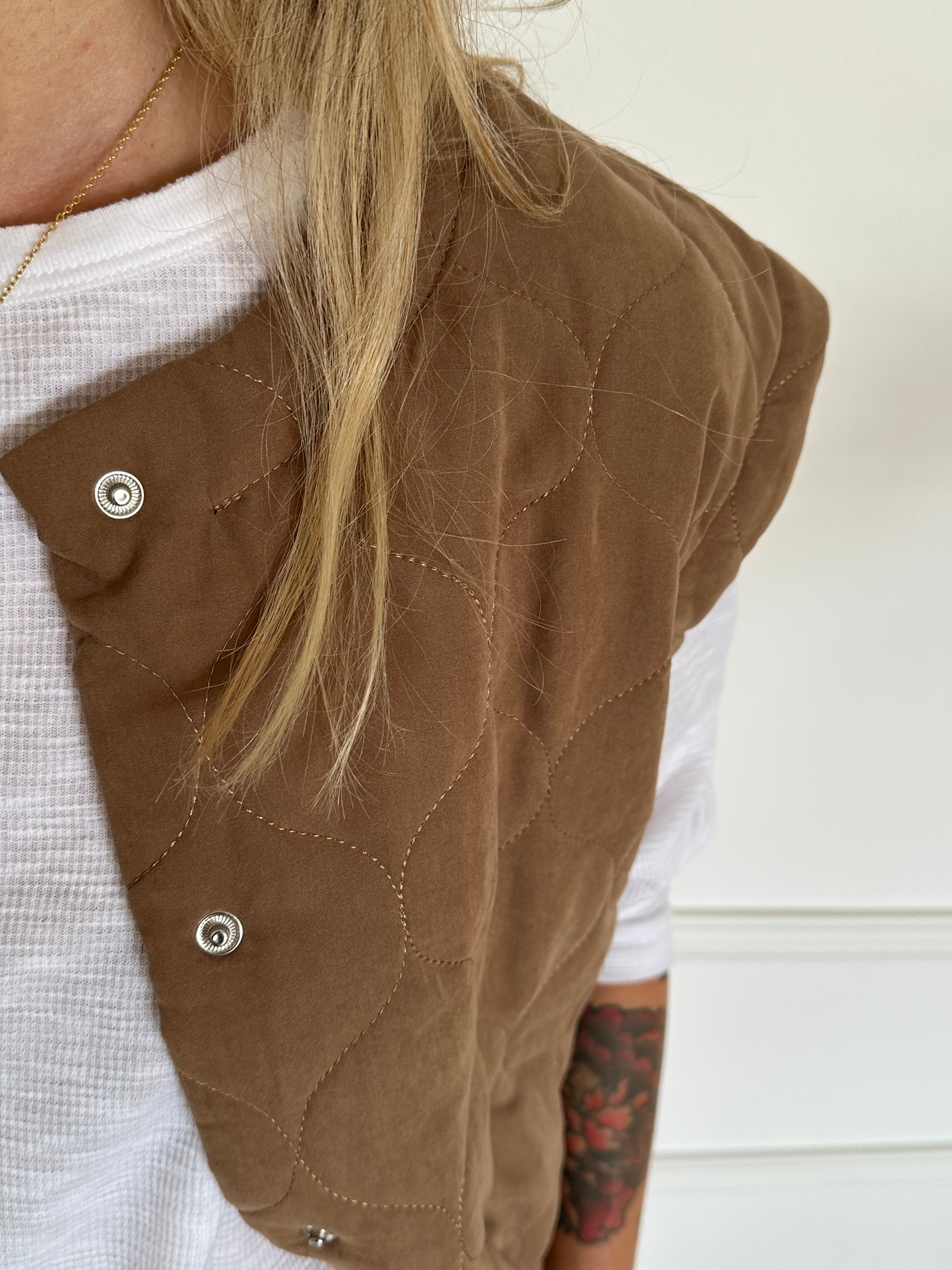 אפודת קויילטים קרמל