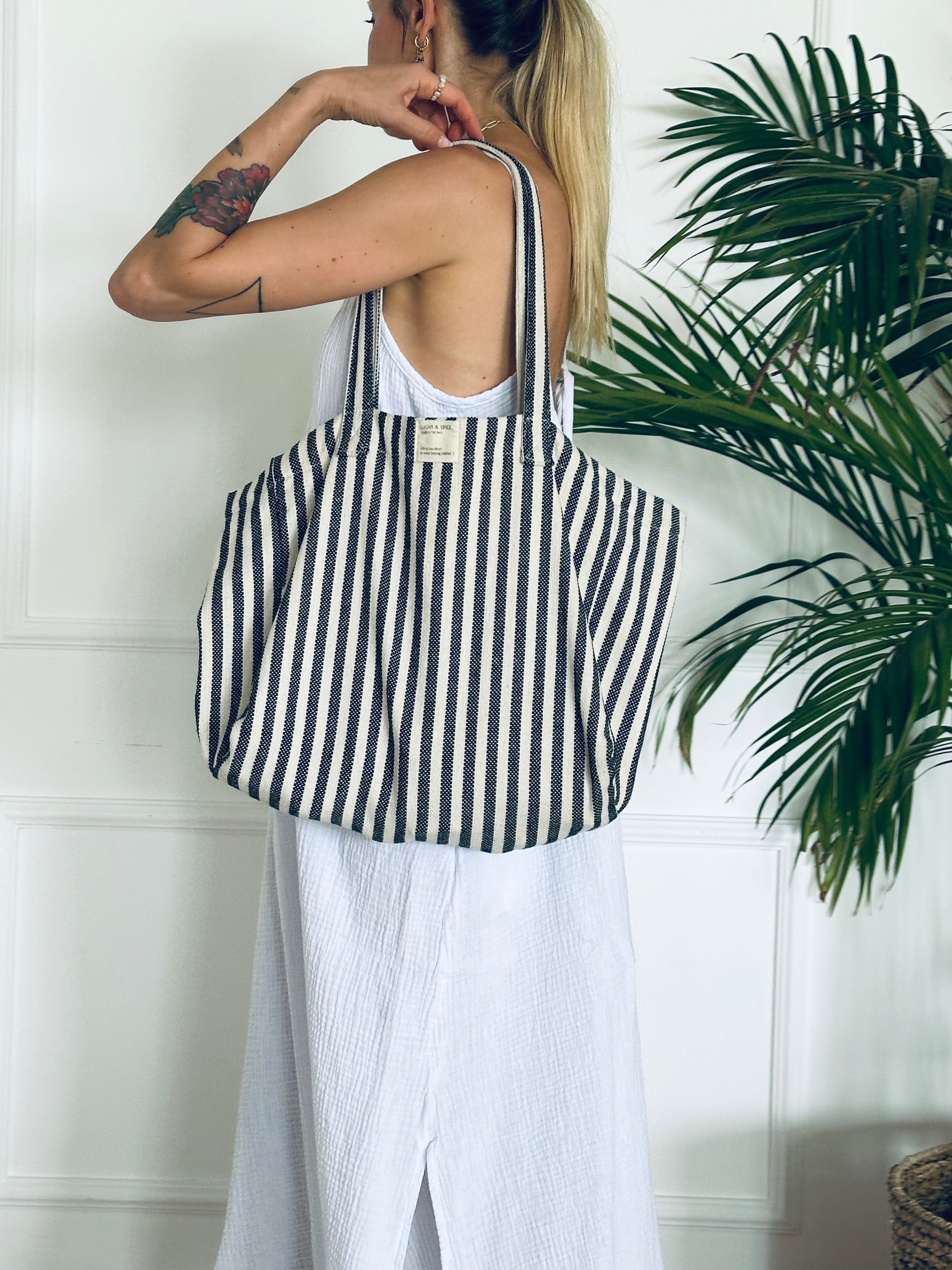 תיק פסים אפורים