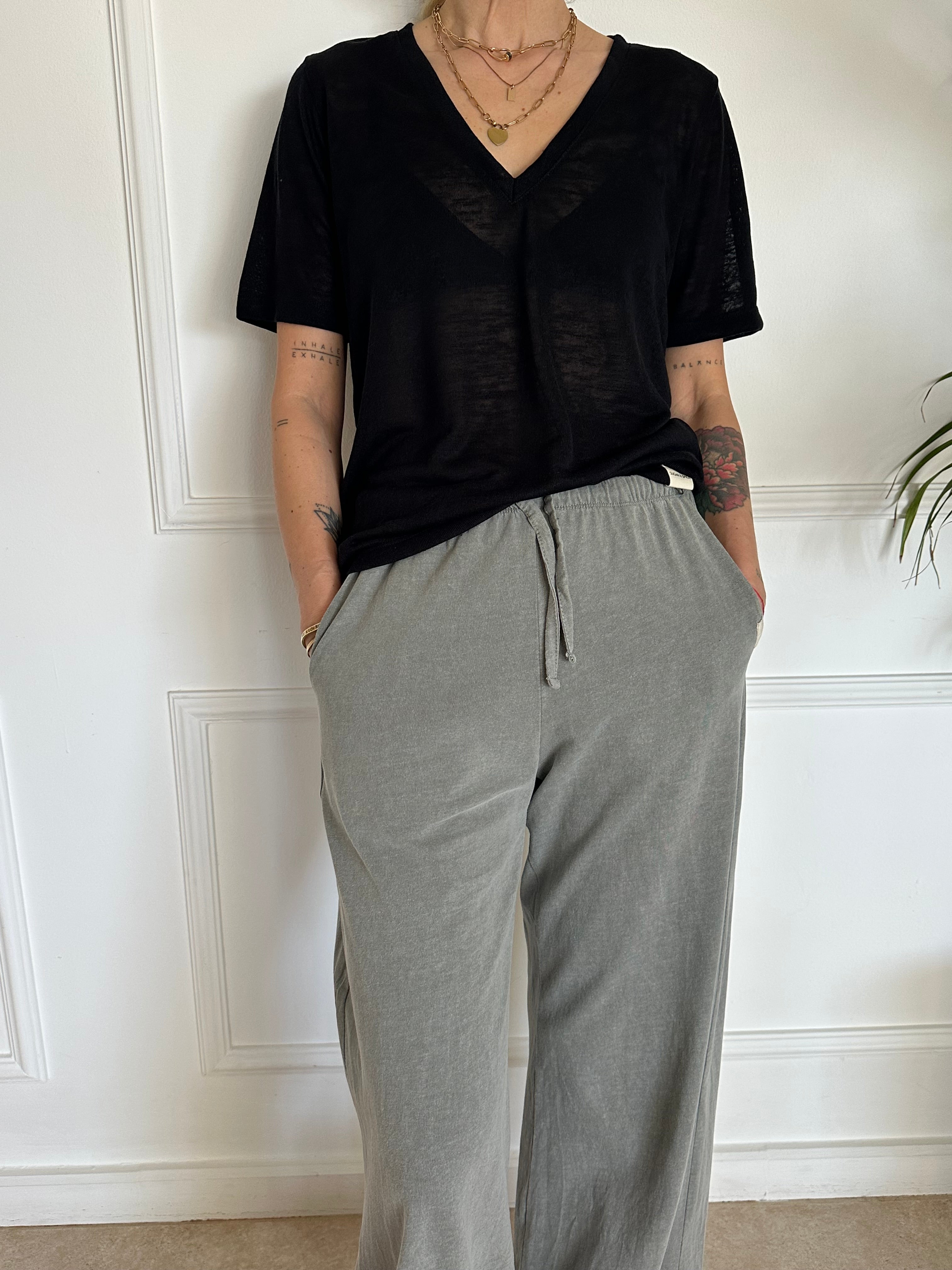 טי שירט עם מפתח וי שחורה