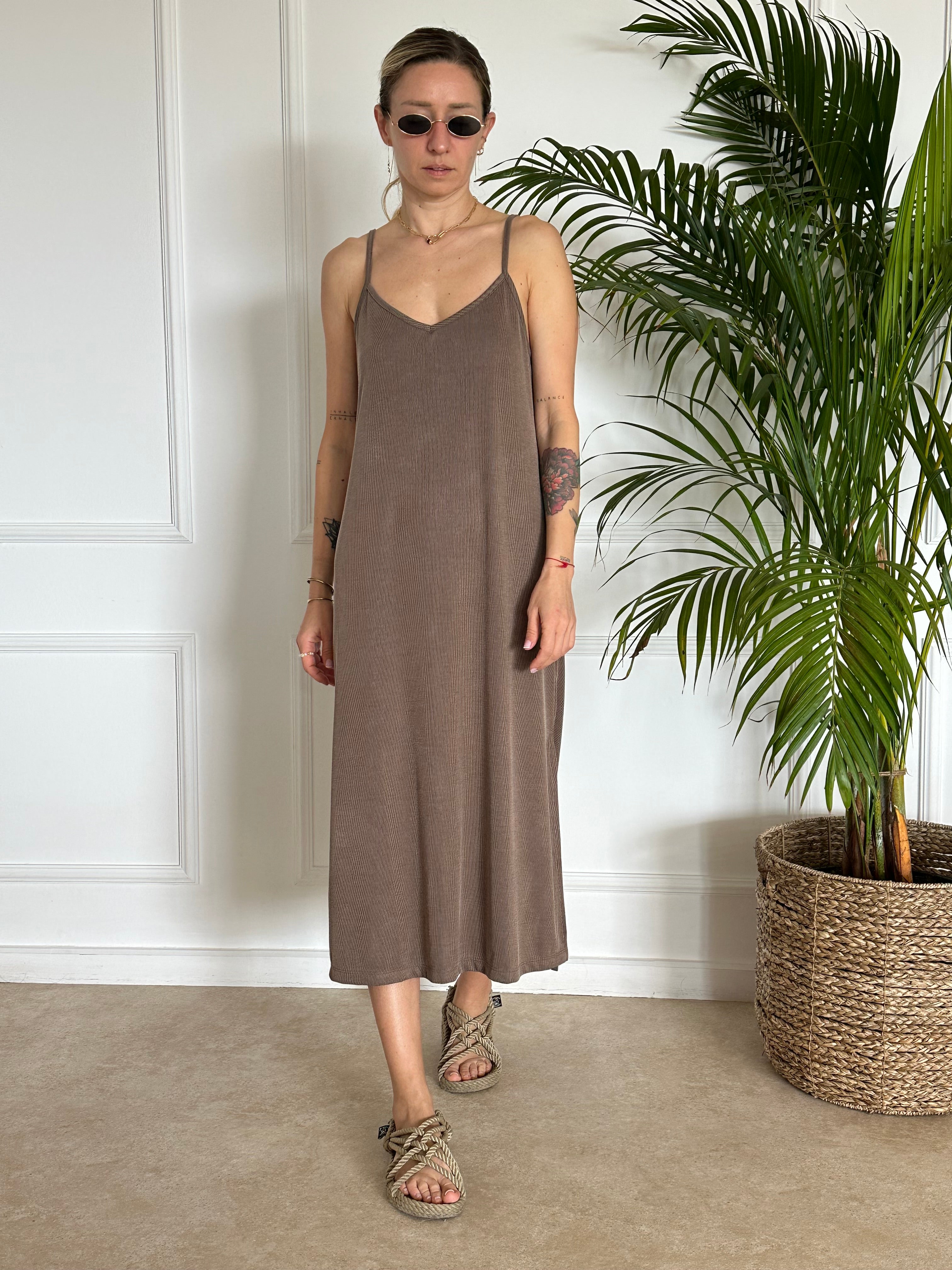 שמלת סופיה חומה