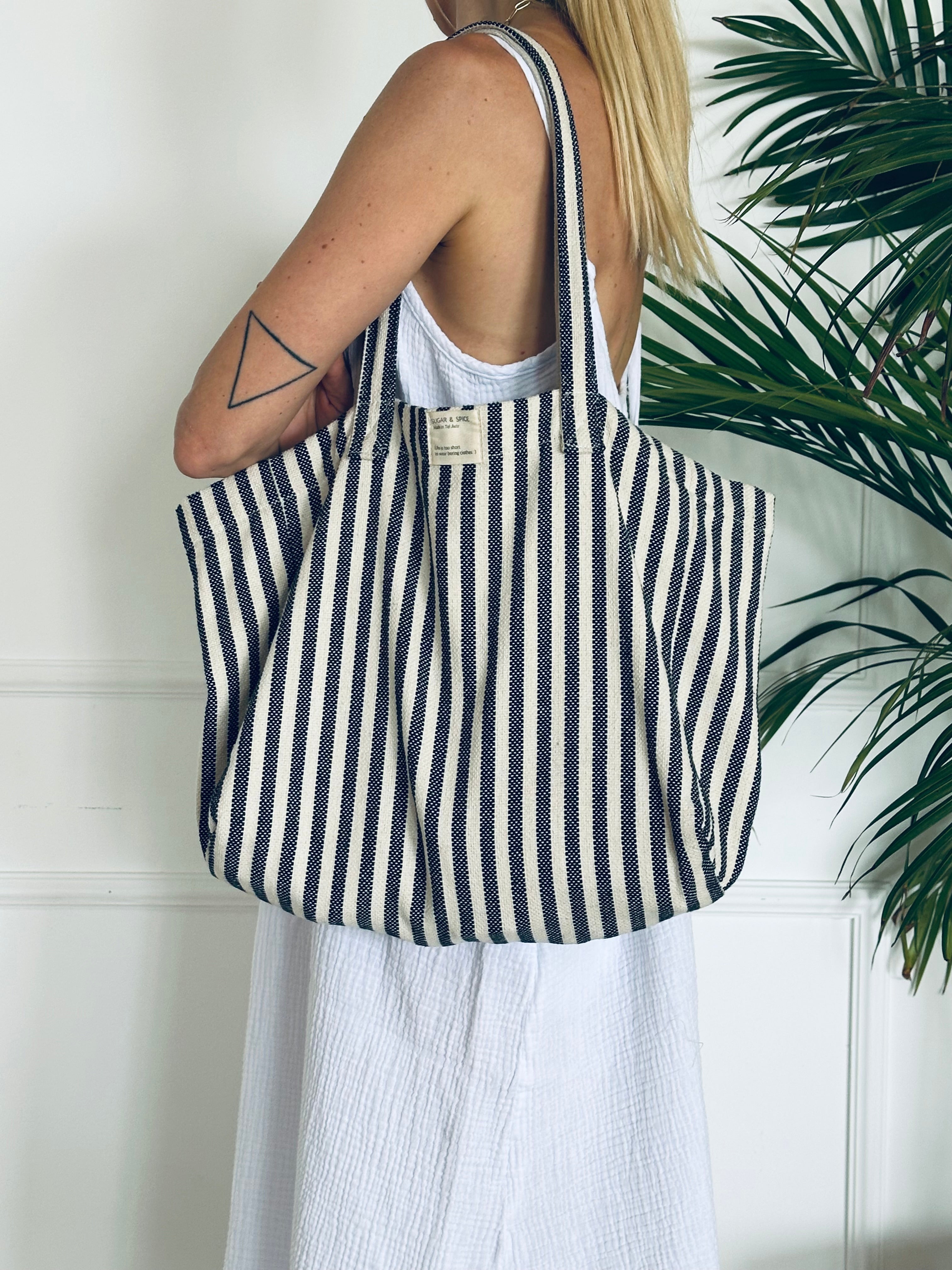 תיק פסים אפורים