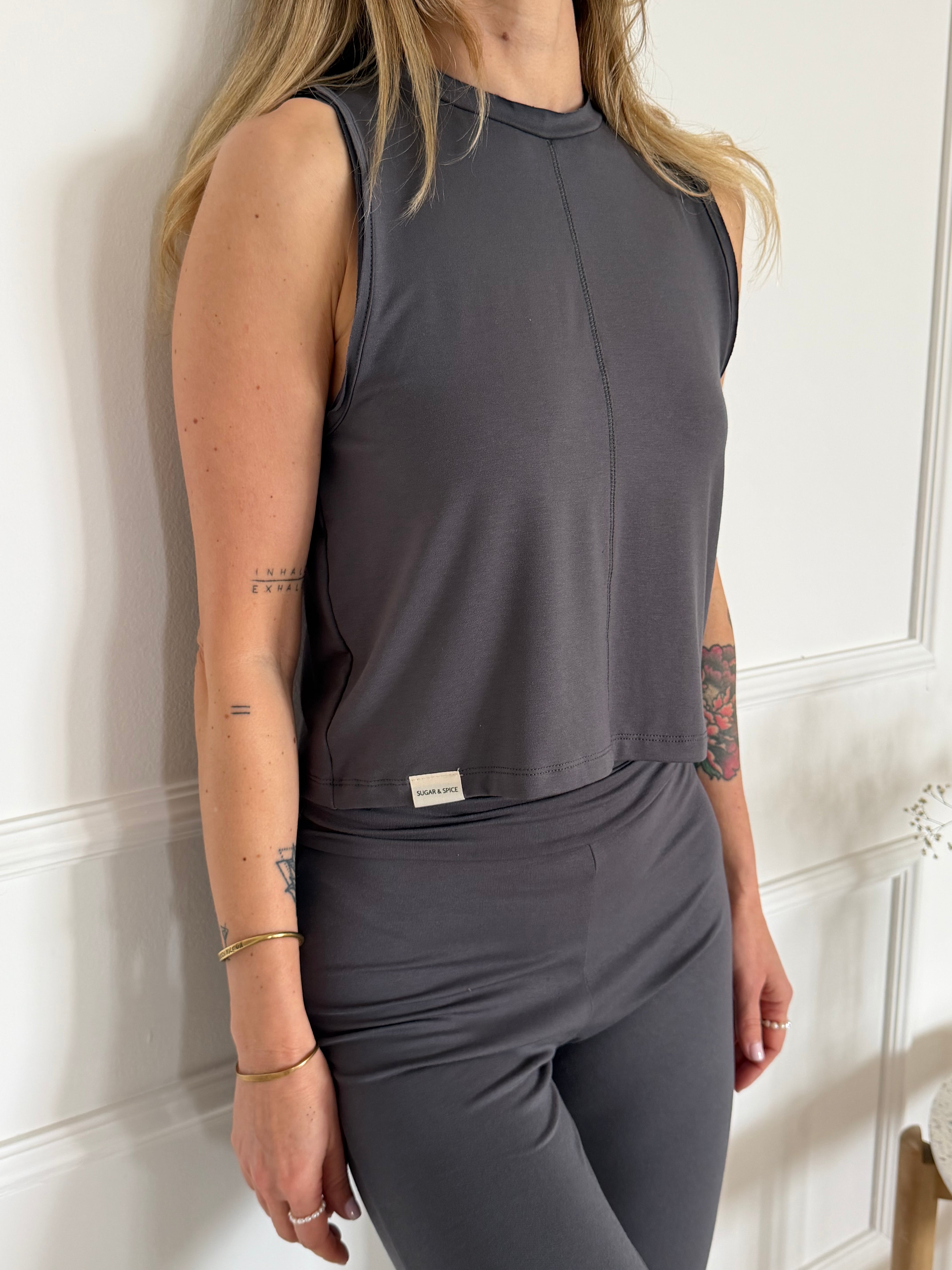 מארז 2 גופיית יוגה -חומה + אפורה