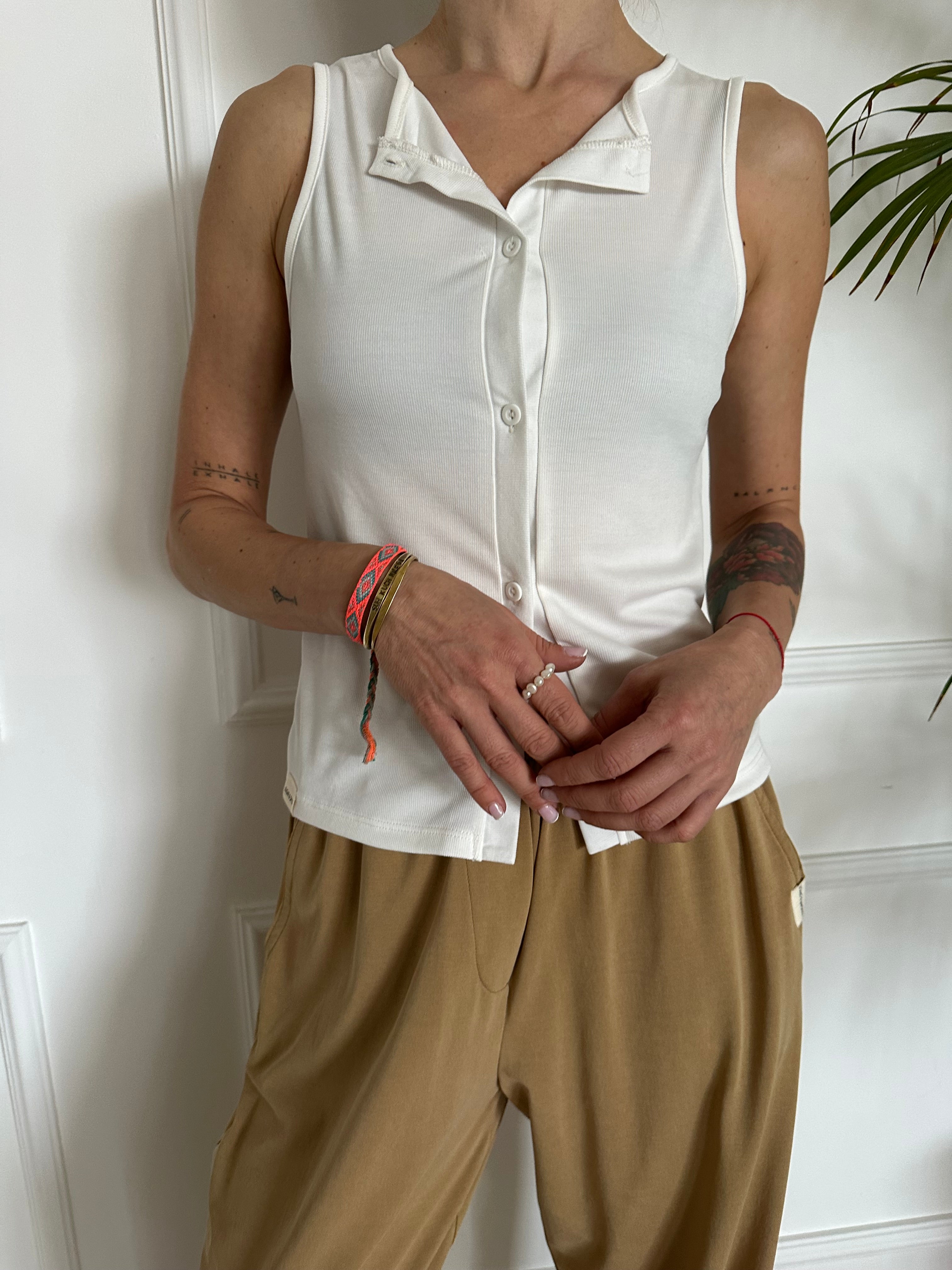 טופ כפתורים לבן פסים דקים