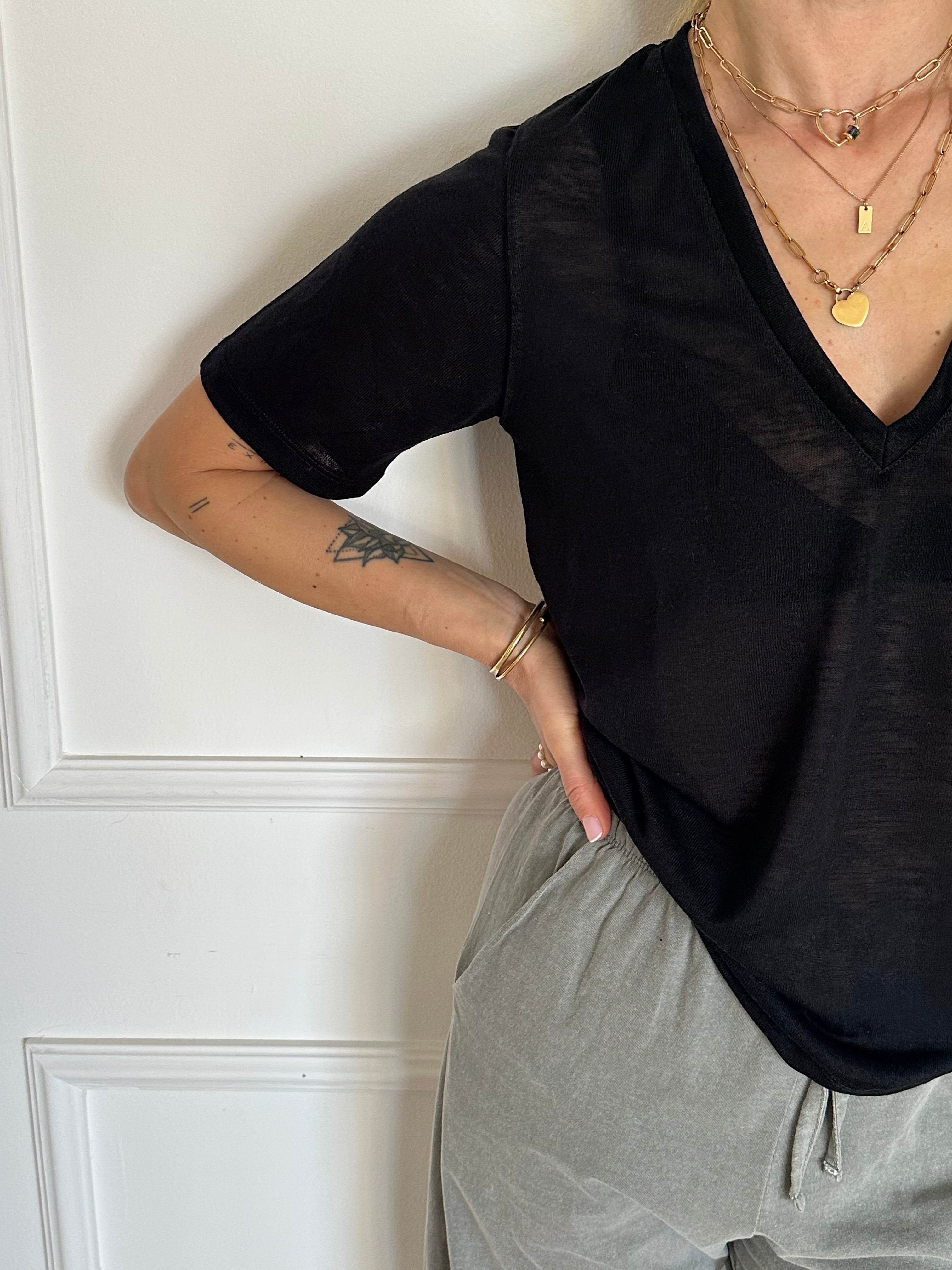 טי שירט עם מפתח וי שחורה