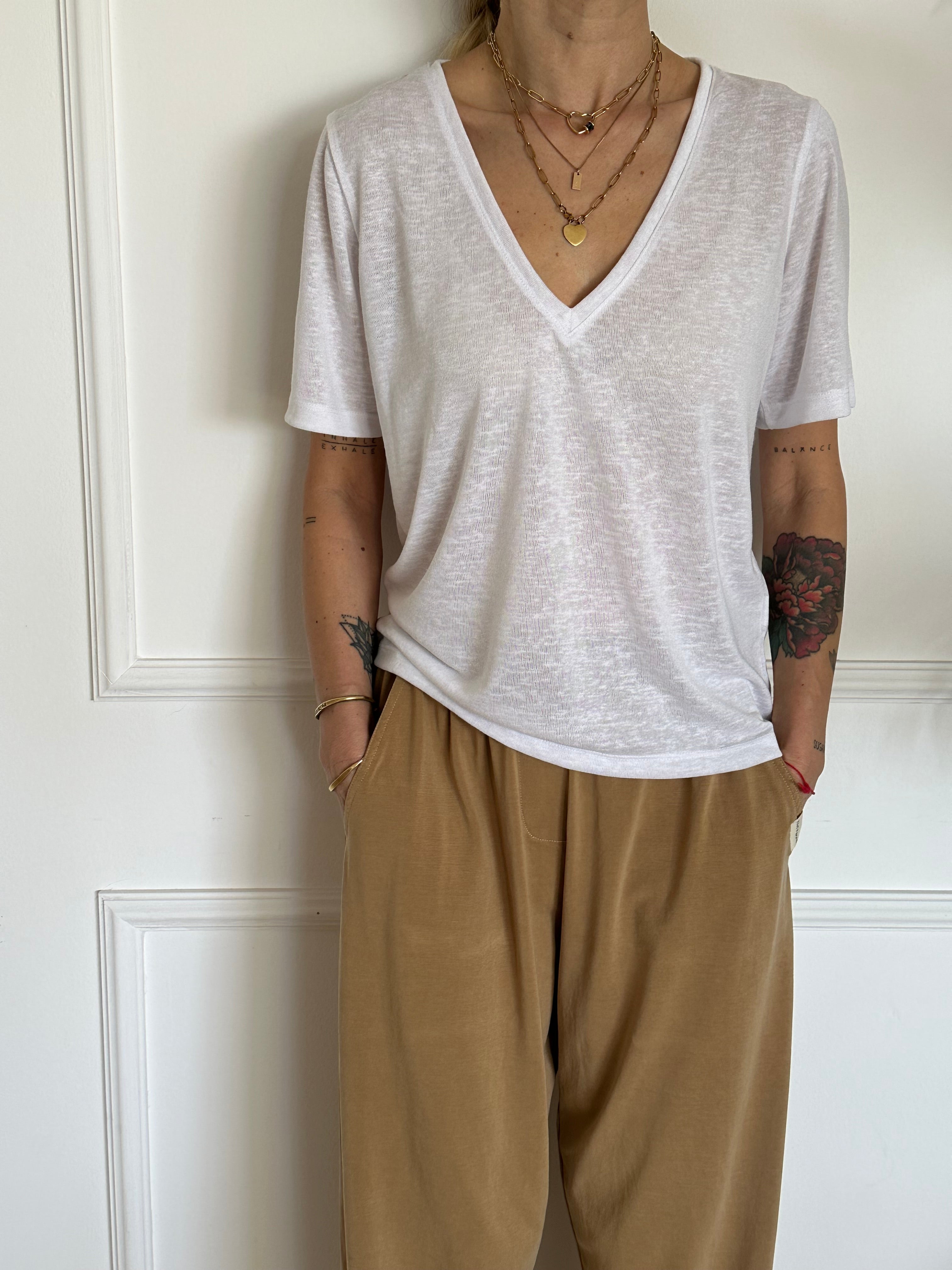 טי שירט עם מפתח וי לבנה