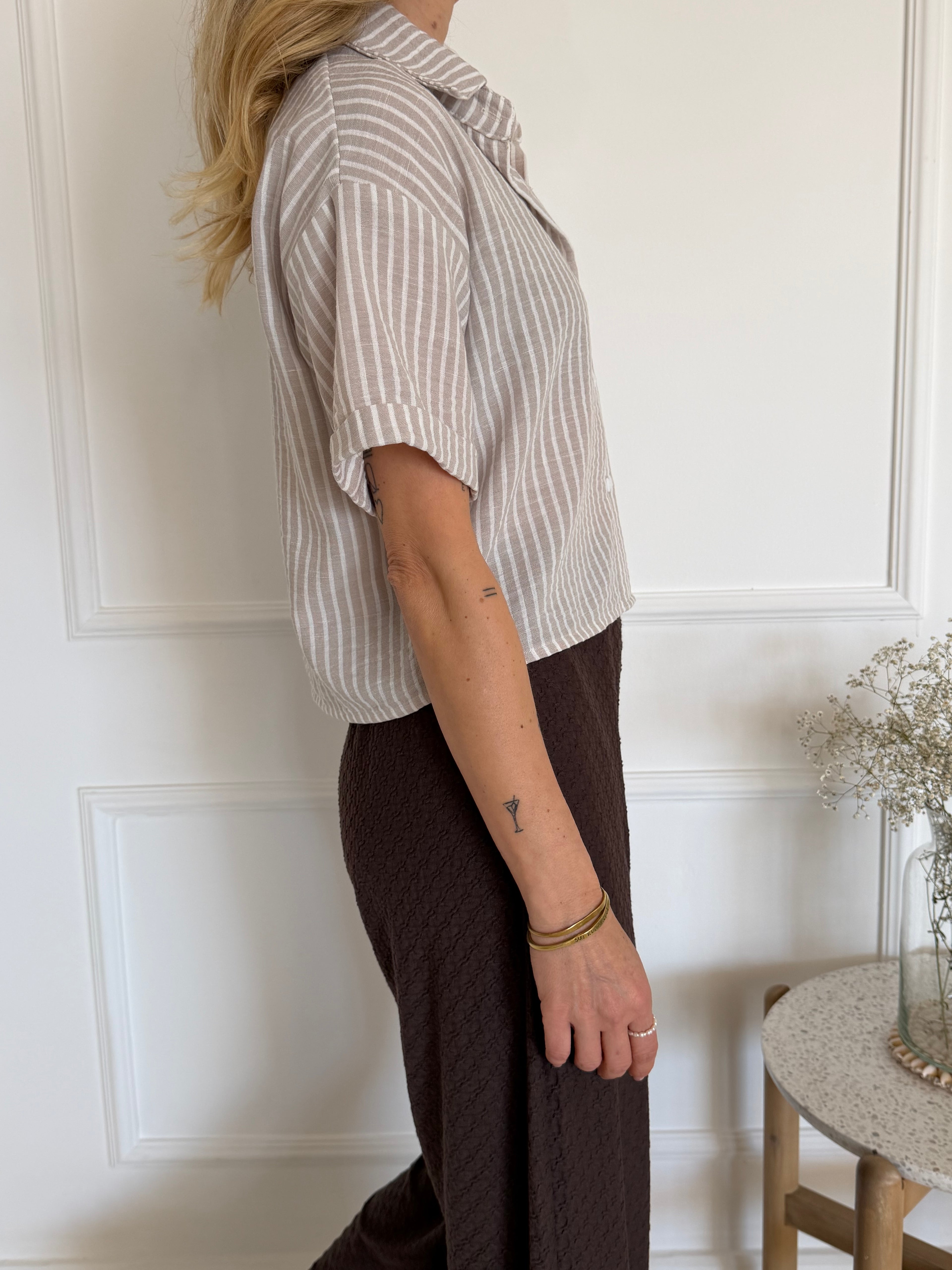 חולצה מכופתרת קרופ פסים מוקה