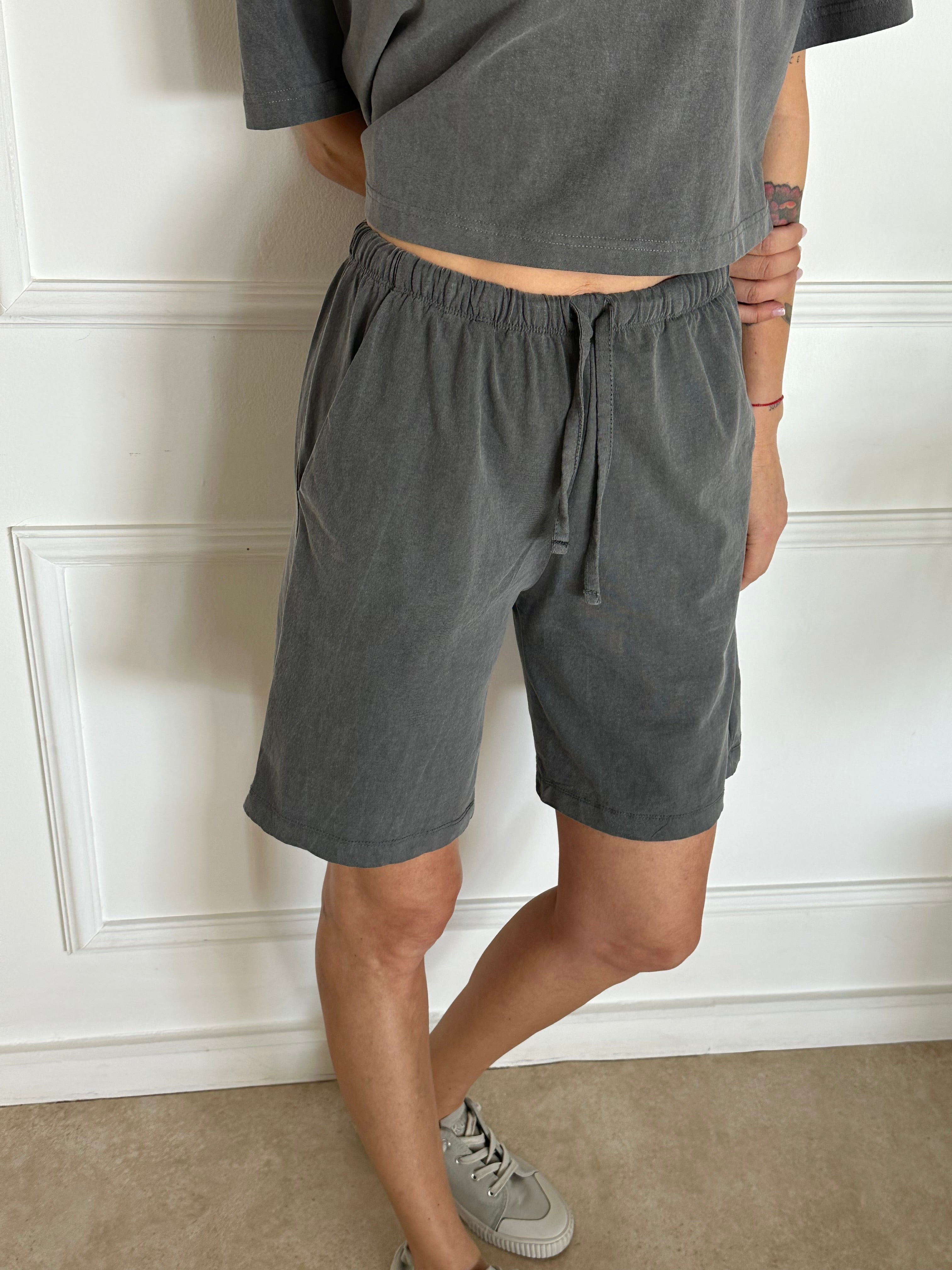 מכנסי ברמודה סטון ווש אפורים