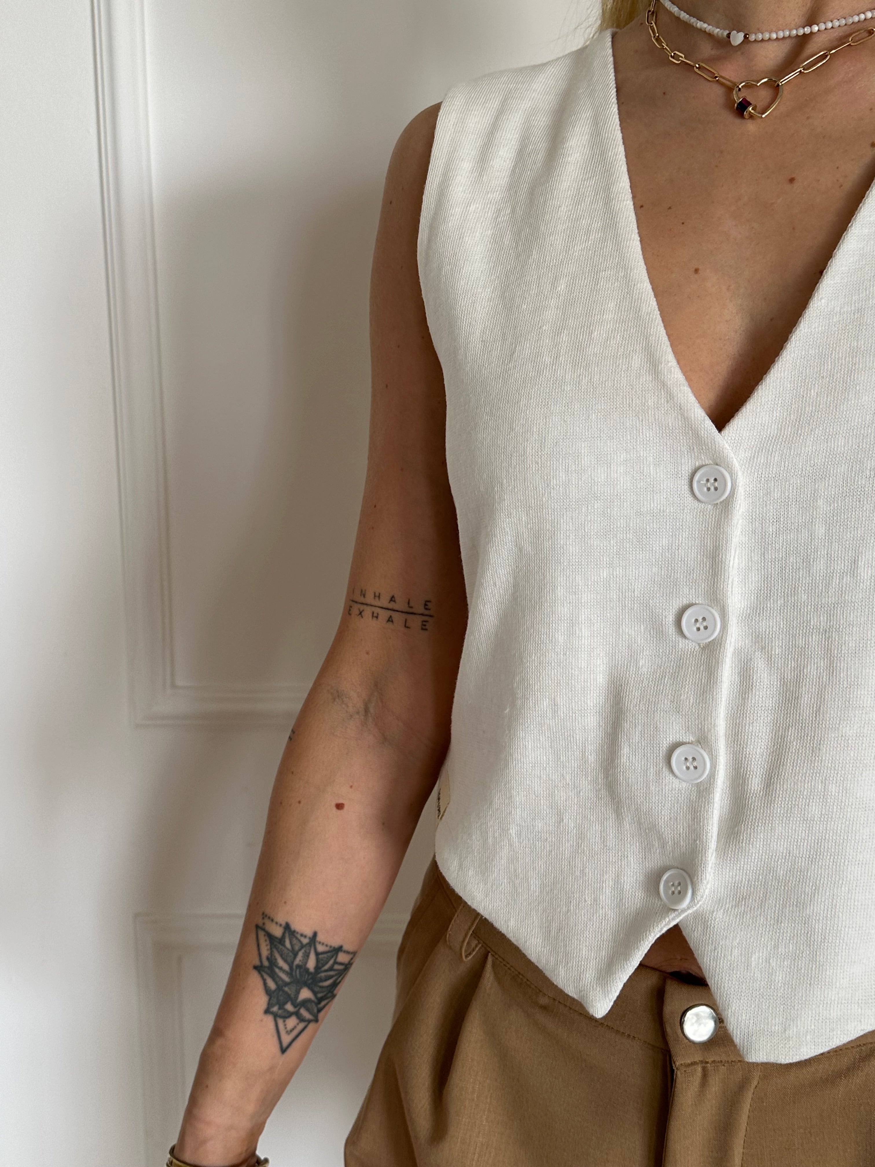 ווסט כפתורים לבן