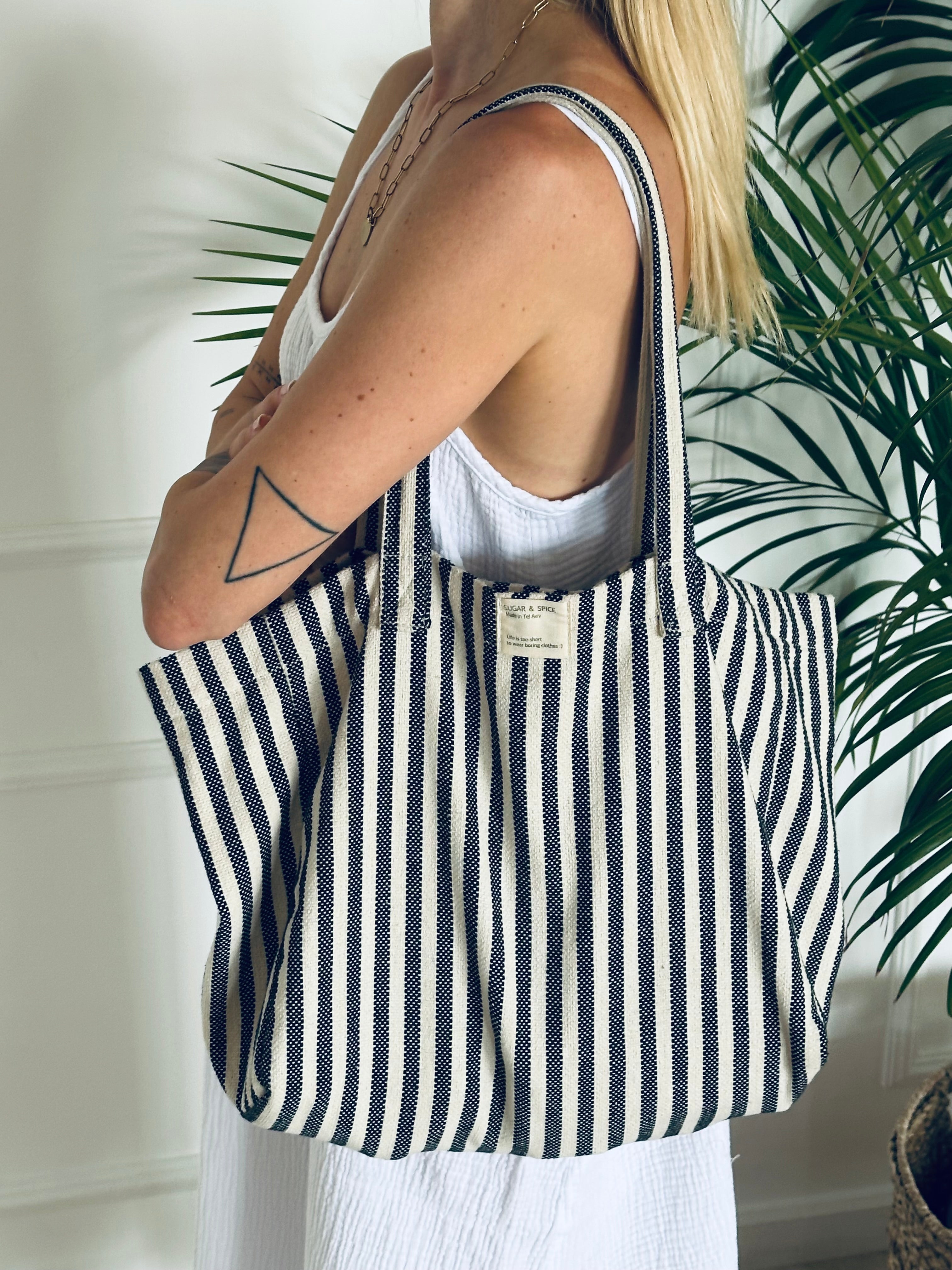 תיק פסים אפורים