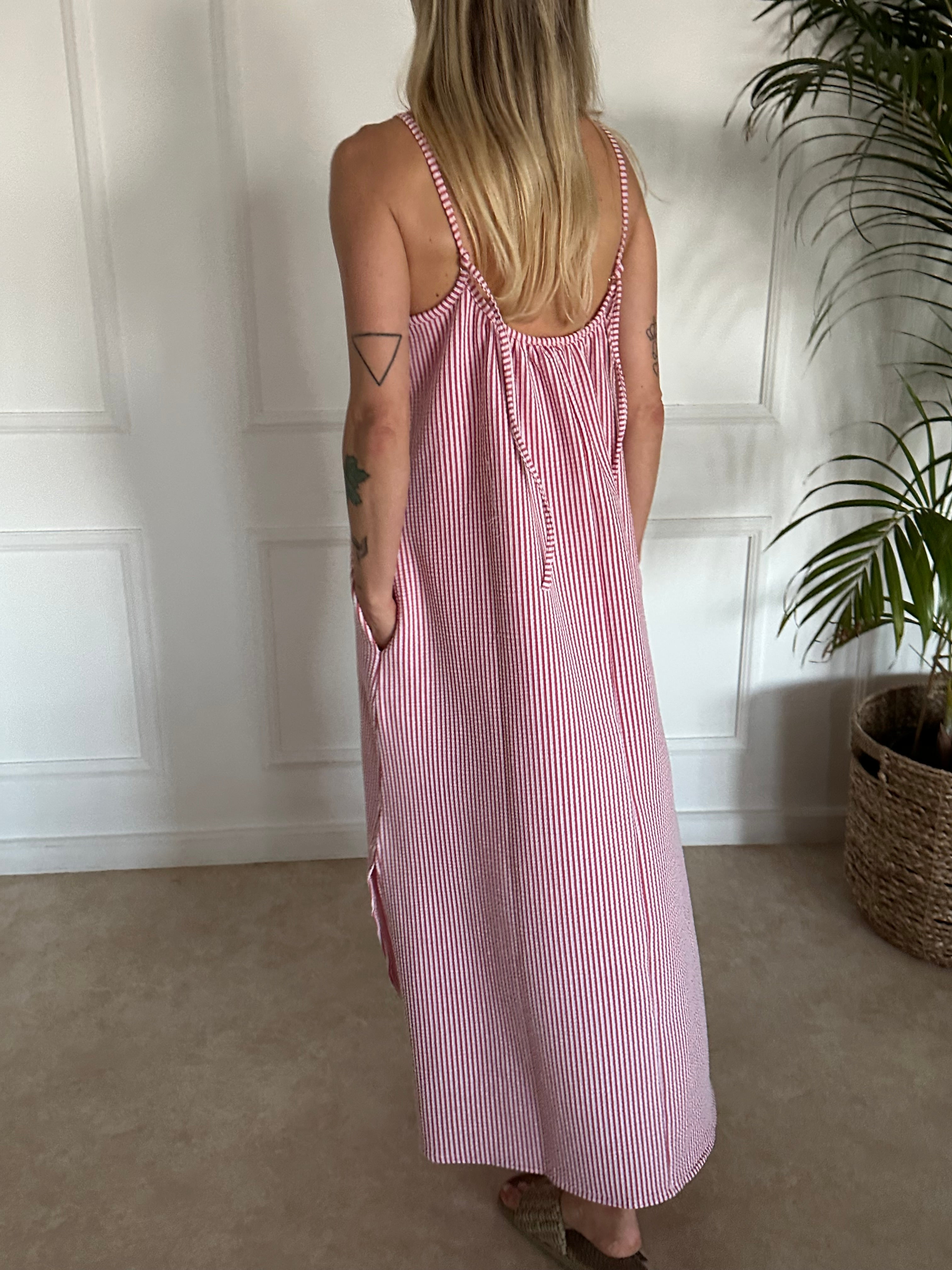 שמלת ELLA פסים אדומים