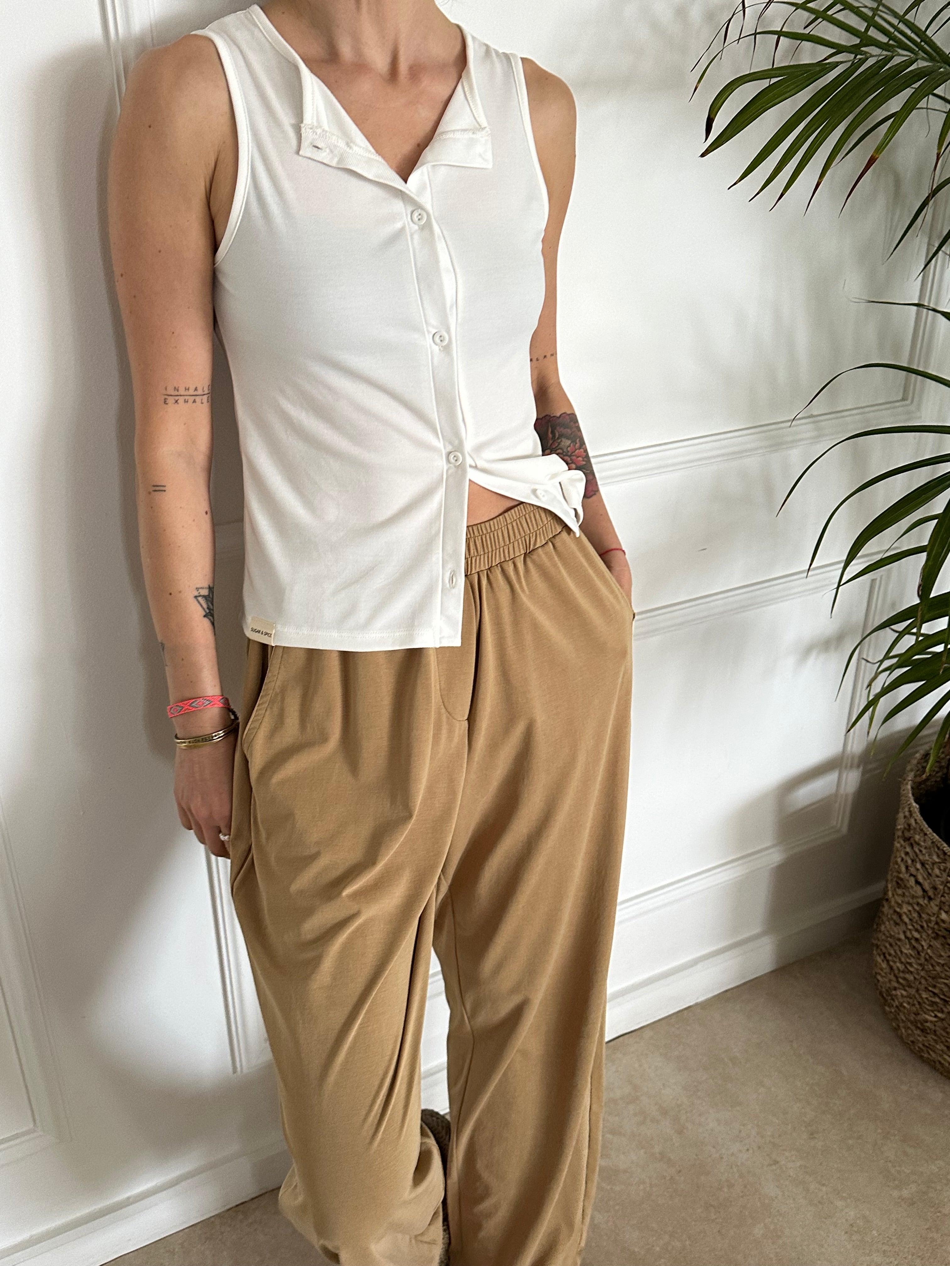 טופ כפתורים לבן פסים דקים