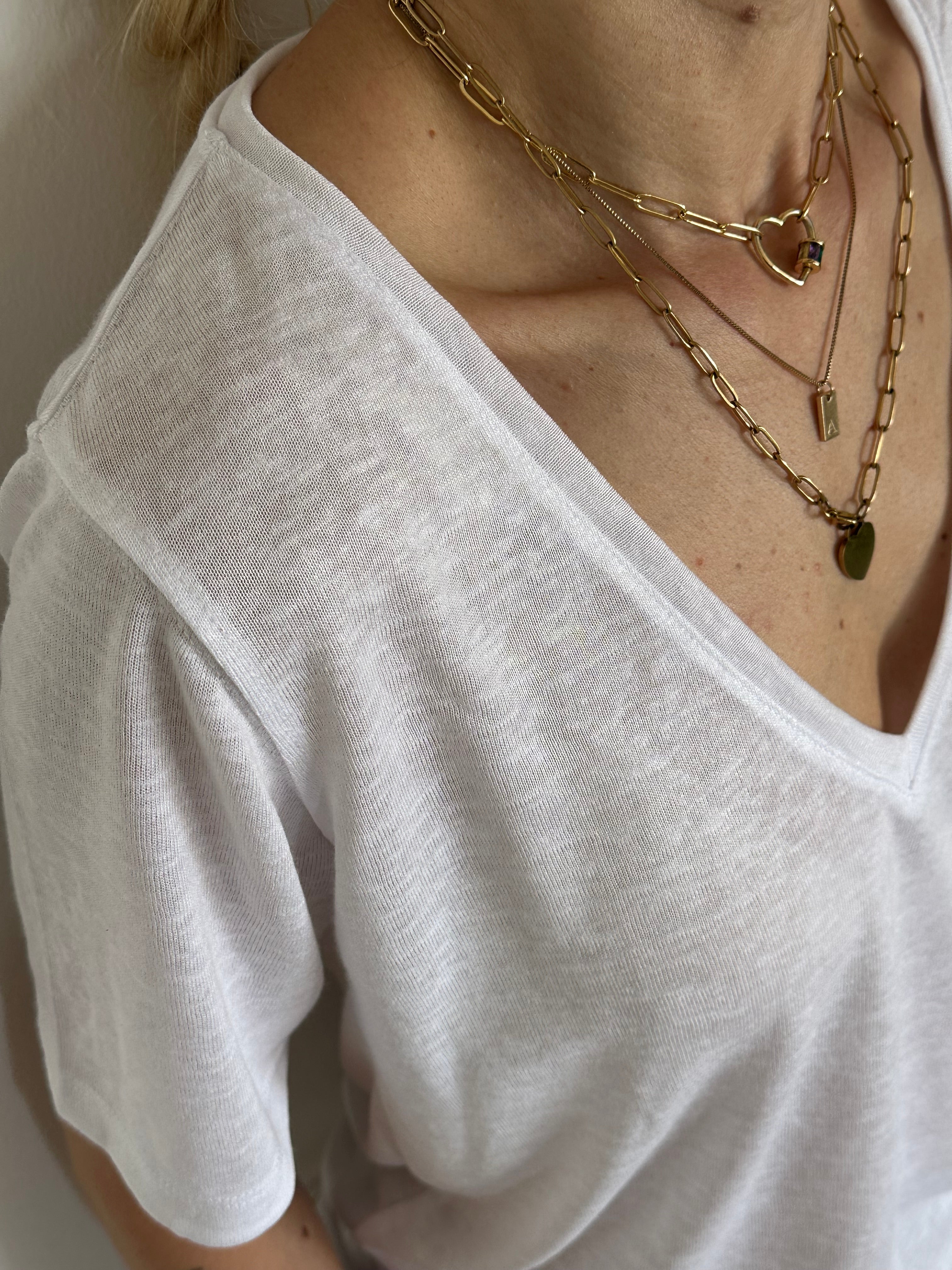 טי שירט עם מפתח וי לבנה