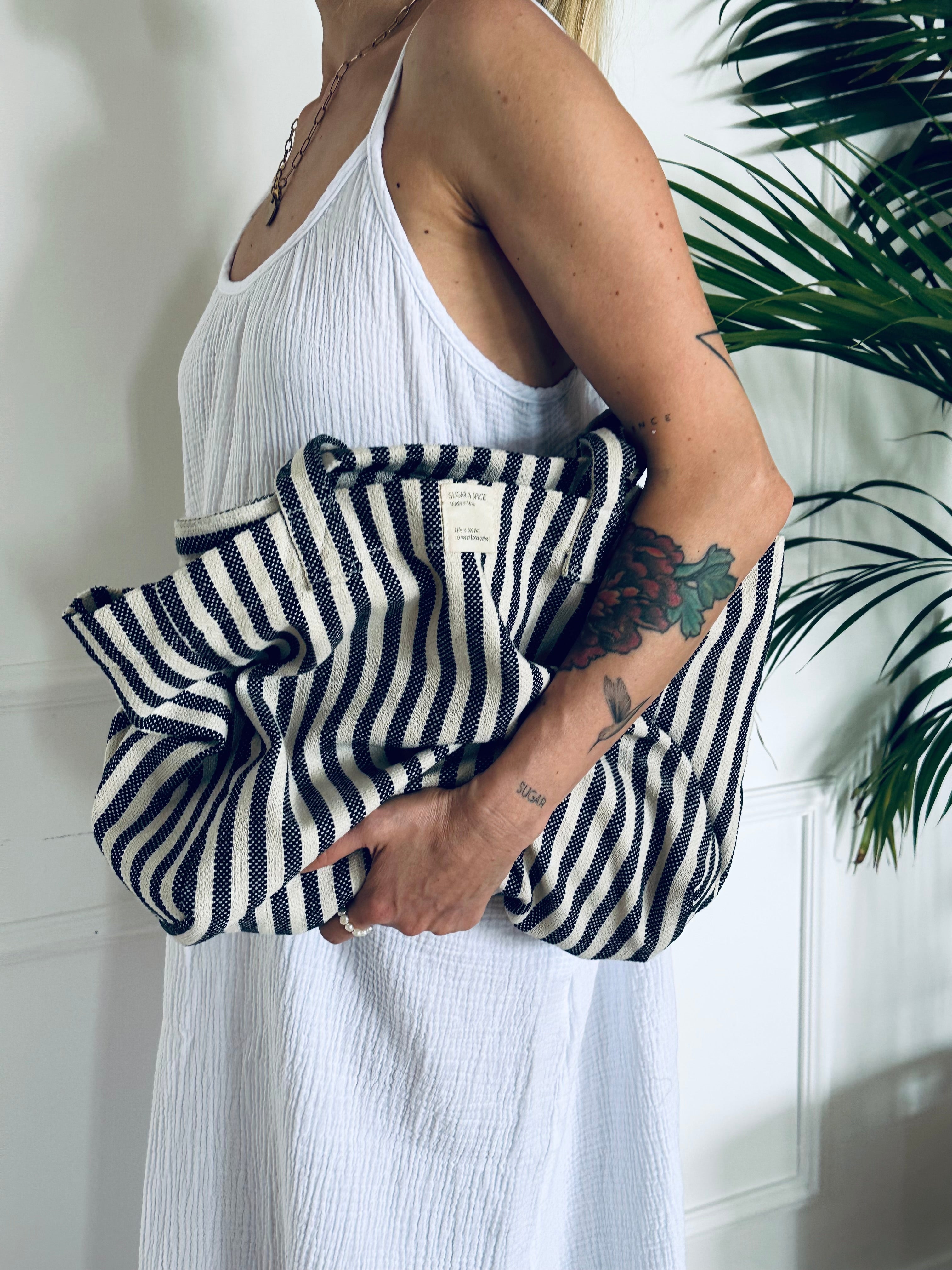 תיק פסים אפורים