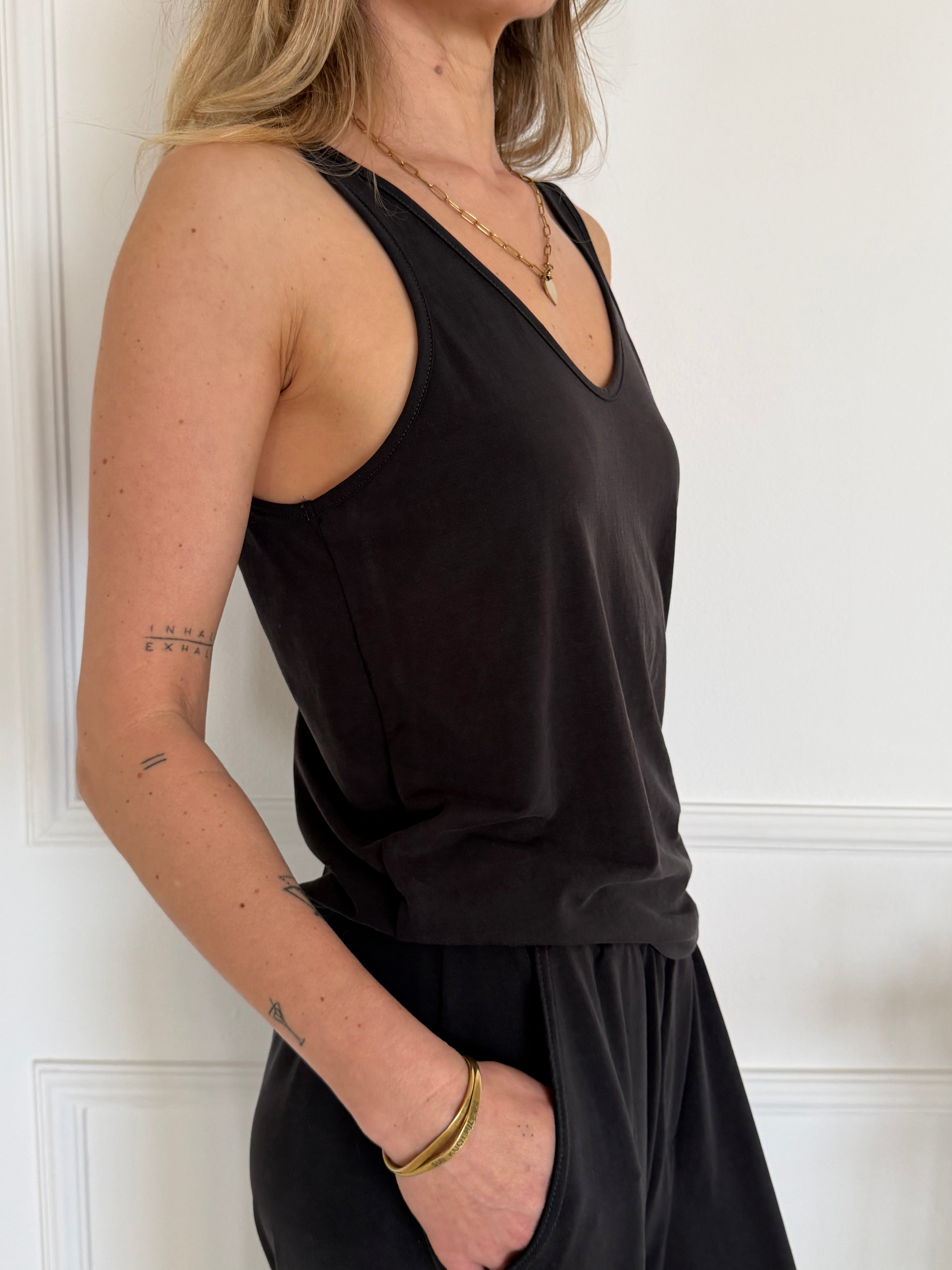 מארז 2 גופיות ניס : חומה+שחורה