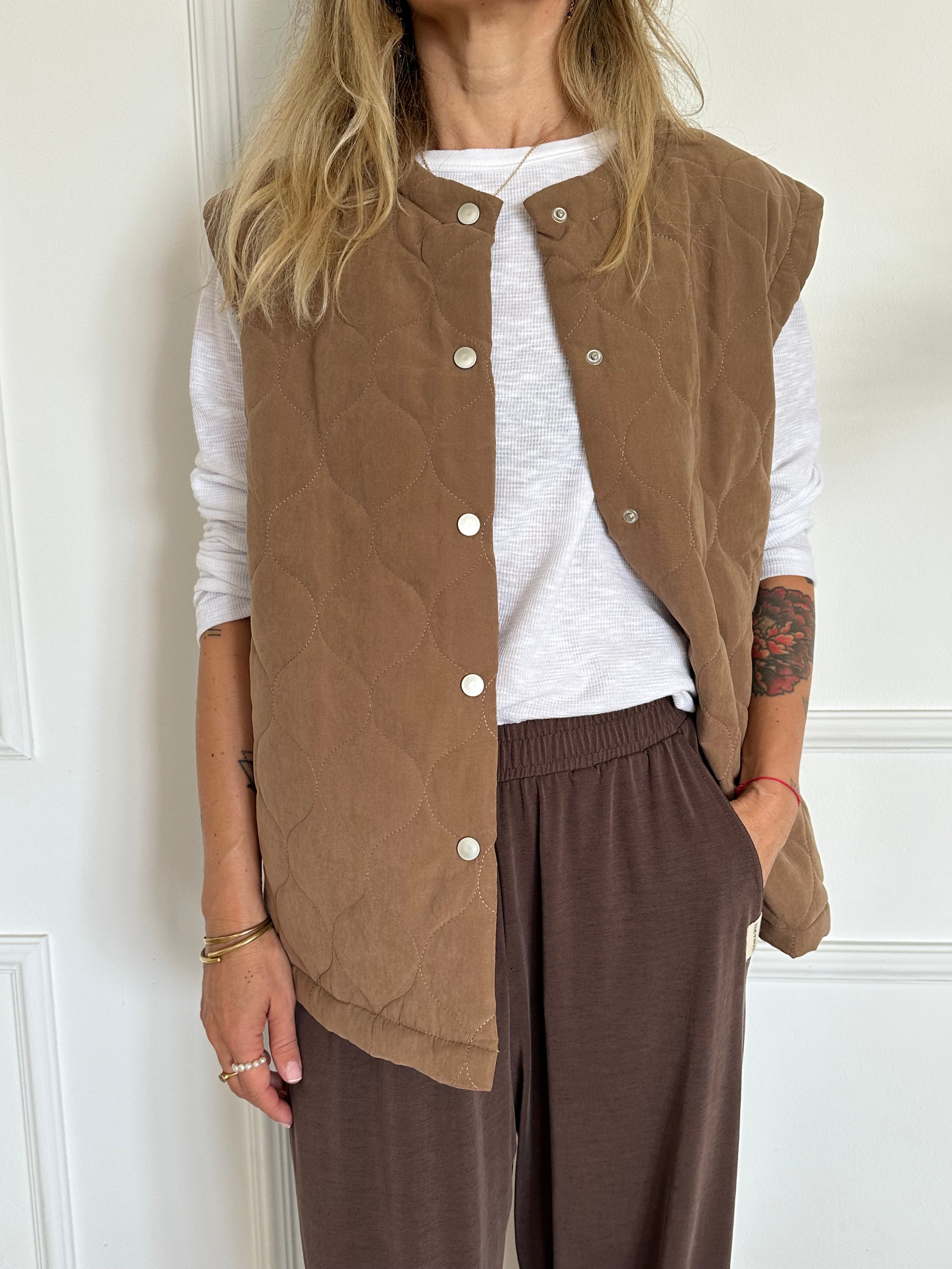 אפודת קויילטים קרמל