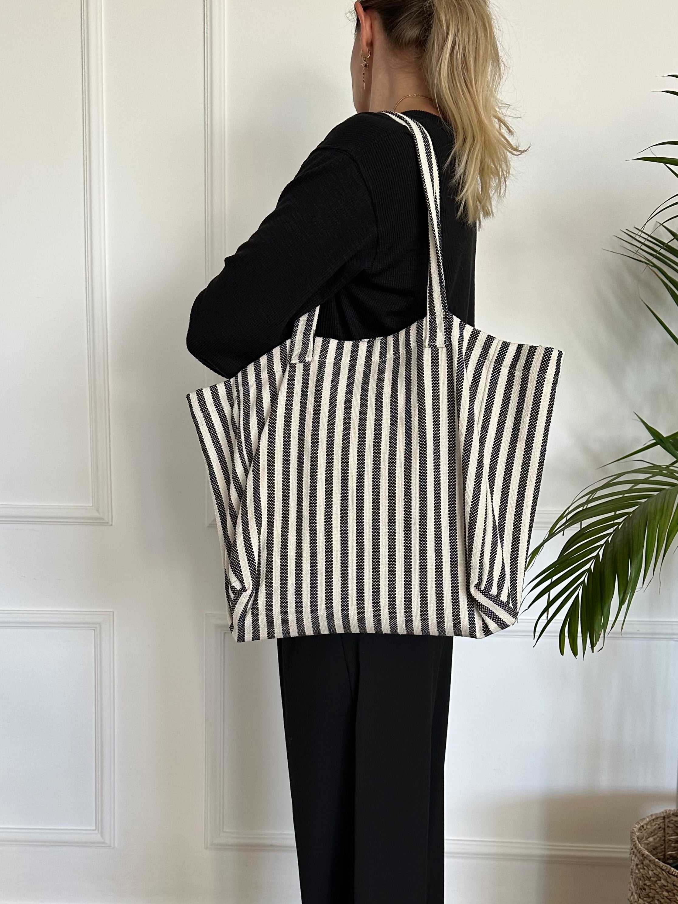 תיק פסים אפורים