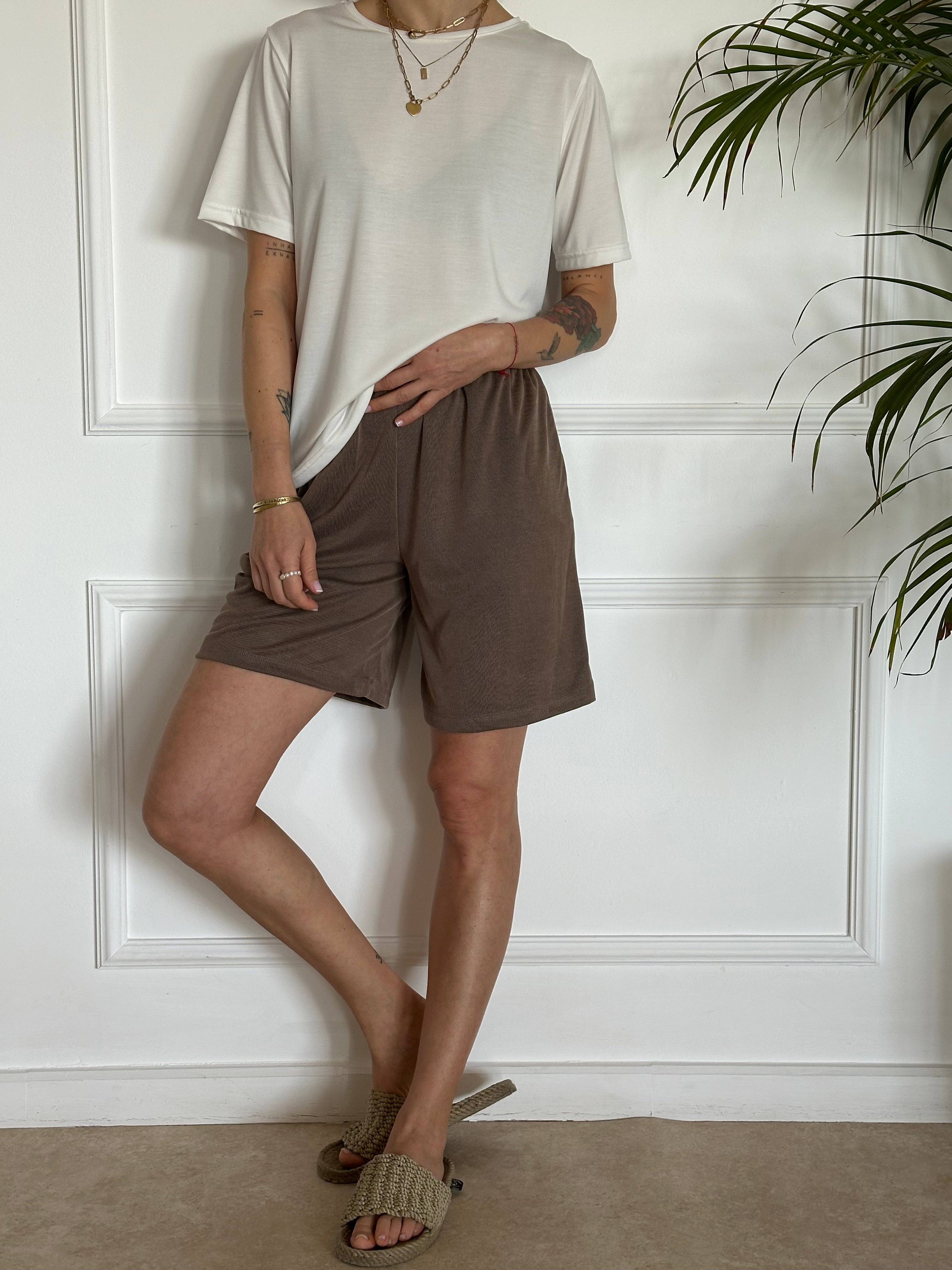 מכנסי ברמודה חומים פסים דקים