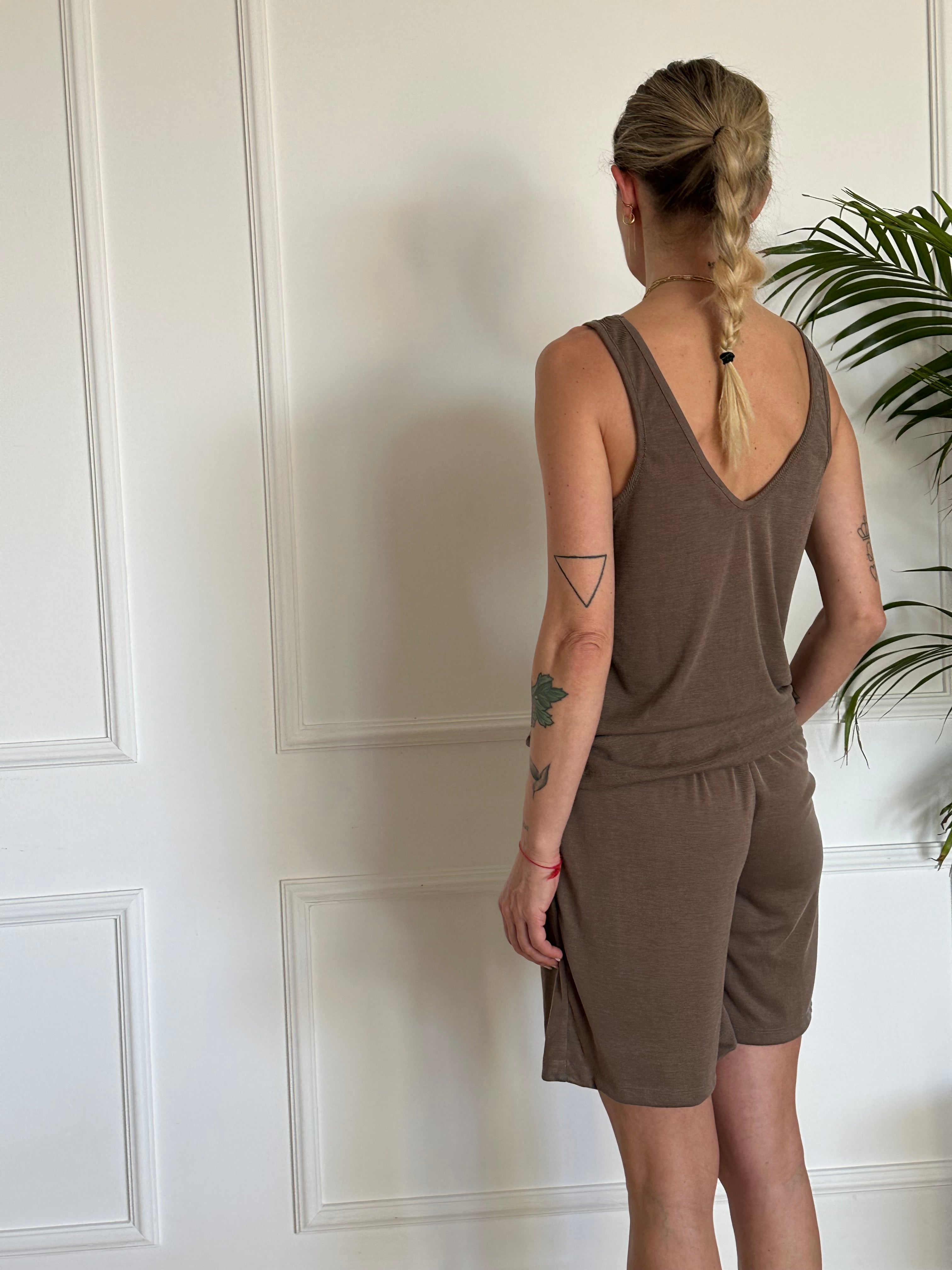 גופיית ניס חומה פסים דקים