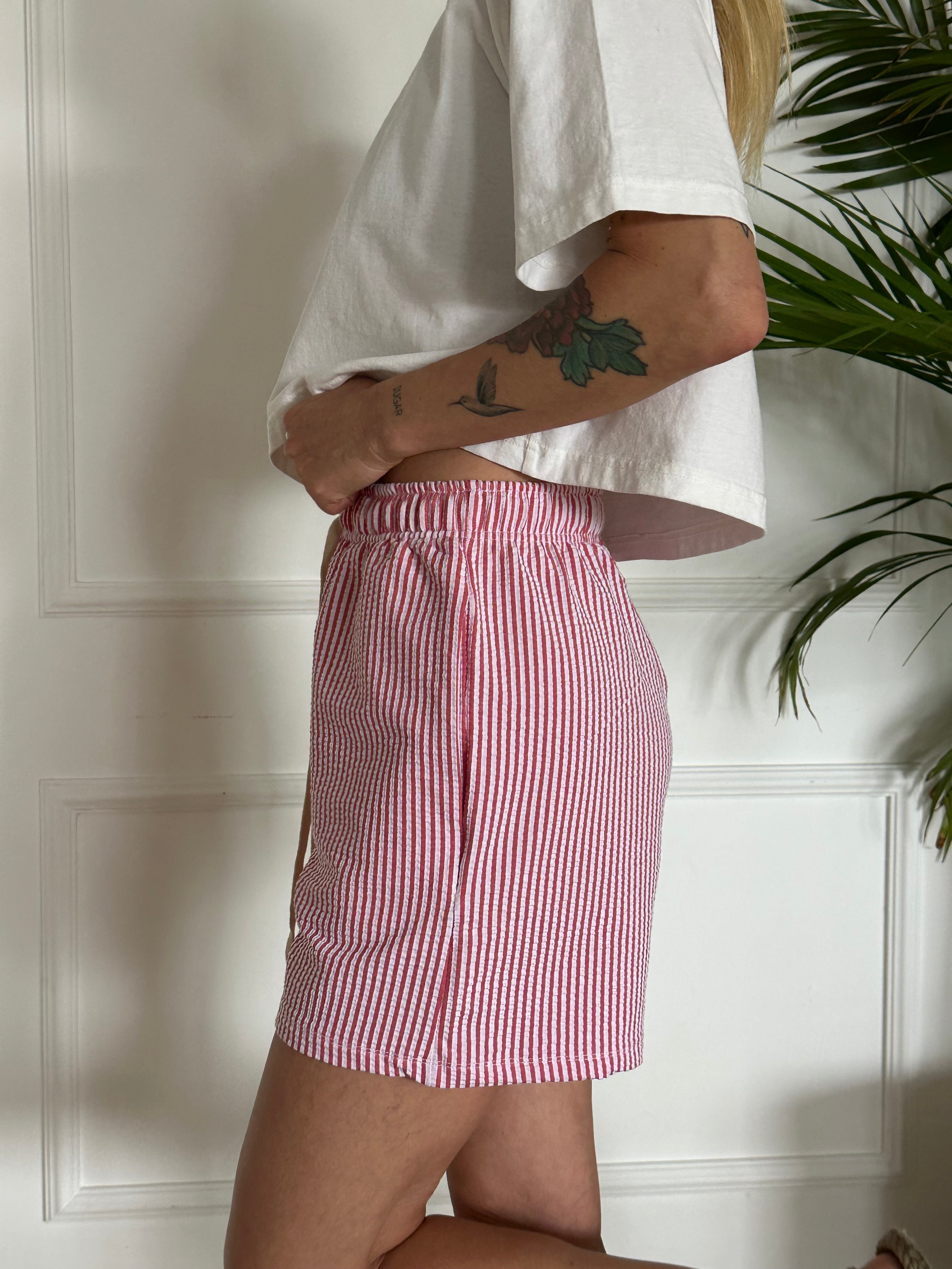 מכנסיים קצרים פסים אדומים