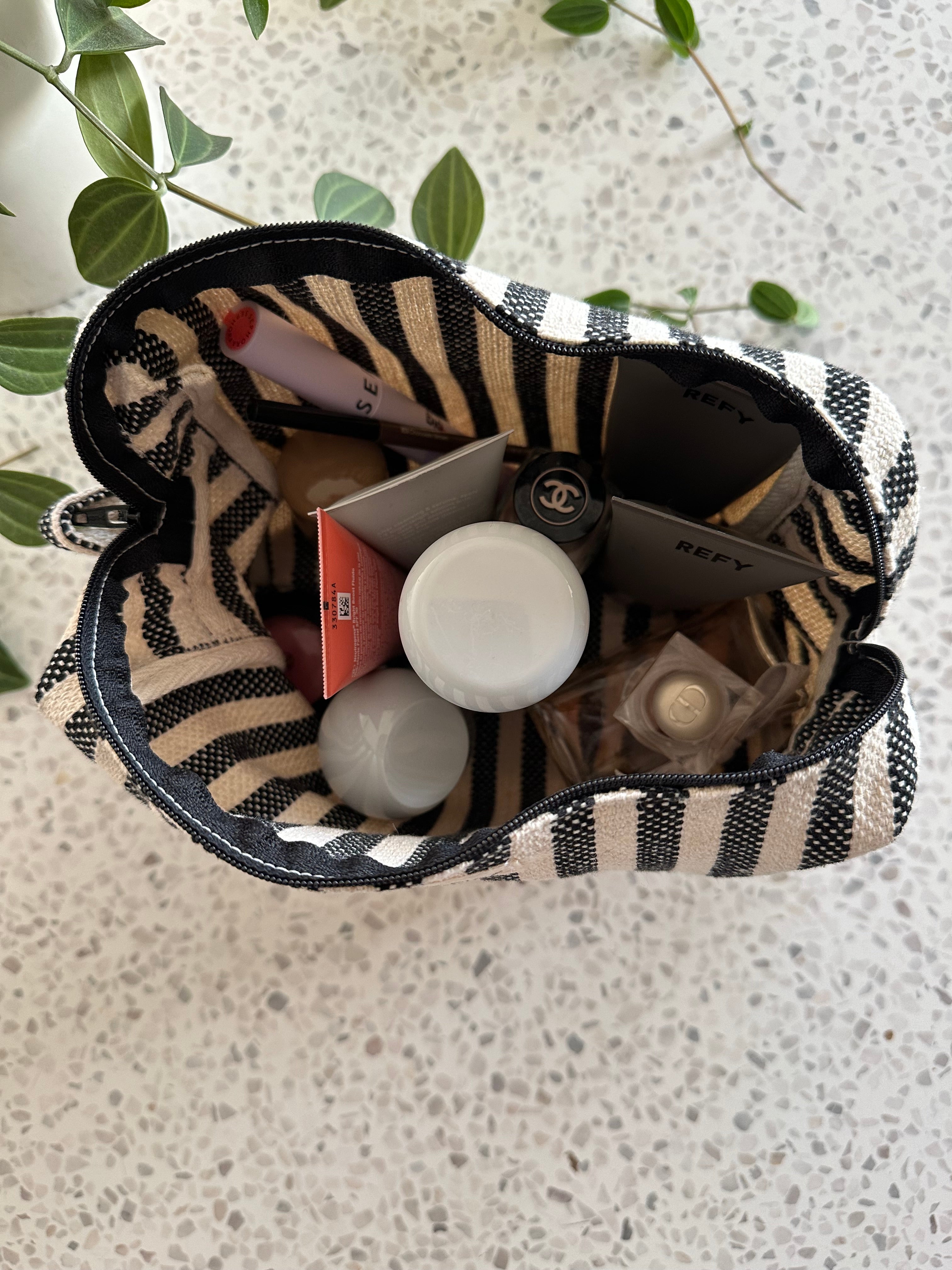 תיק איפור פסים אפורים