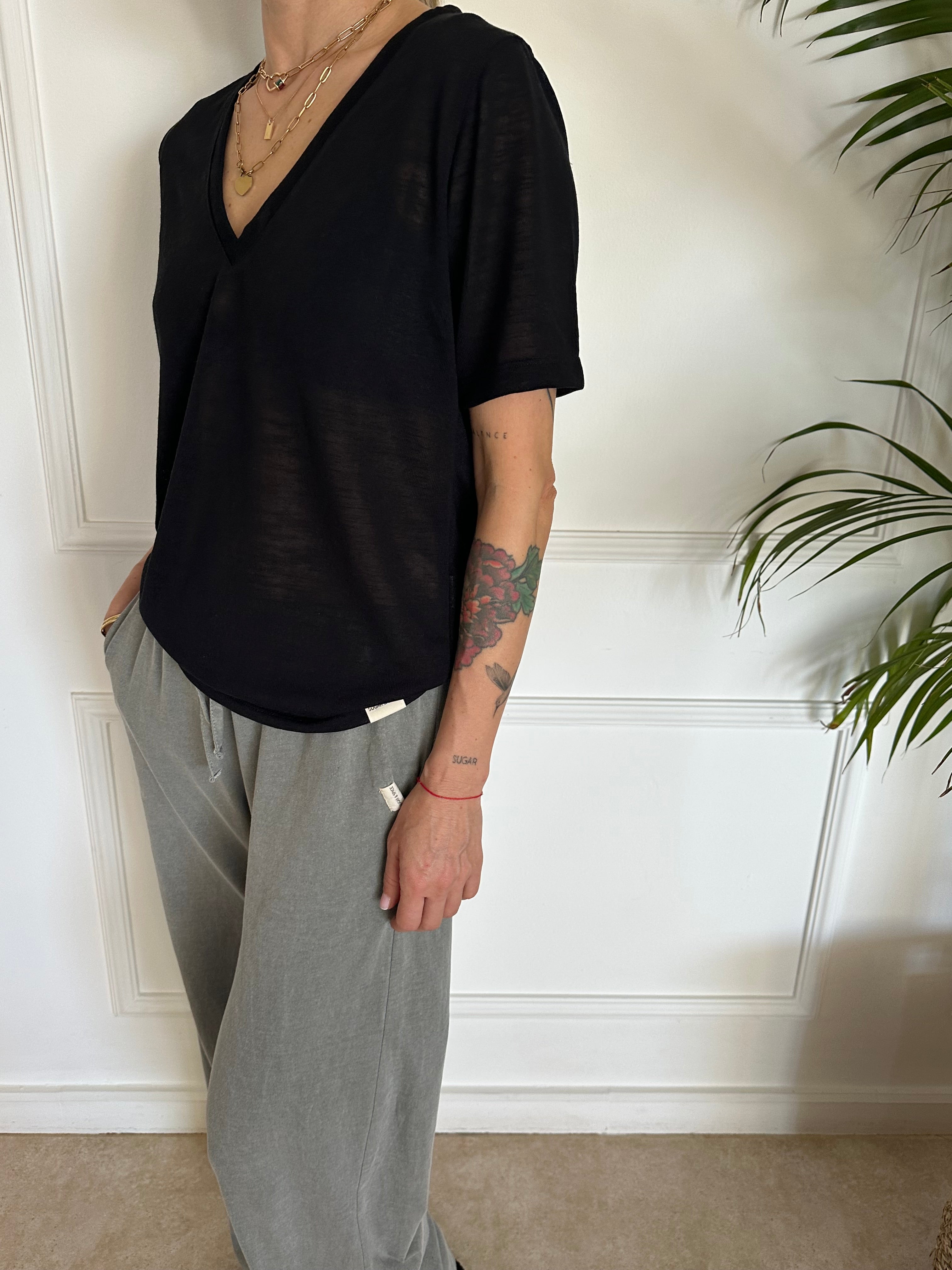 טי שירט עם מפתח וי שחורה