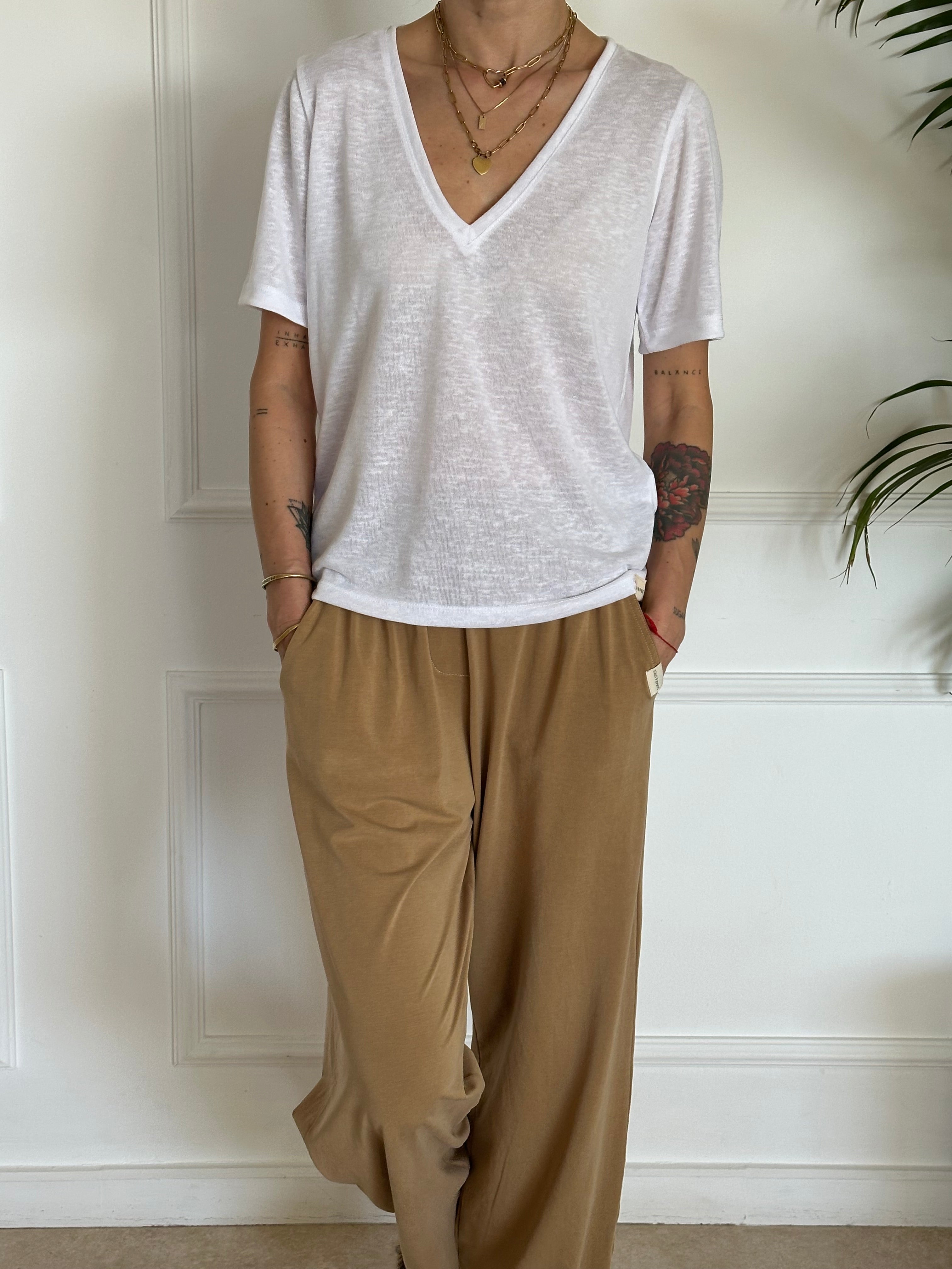 טי שירט עם מפתח וי לבנה