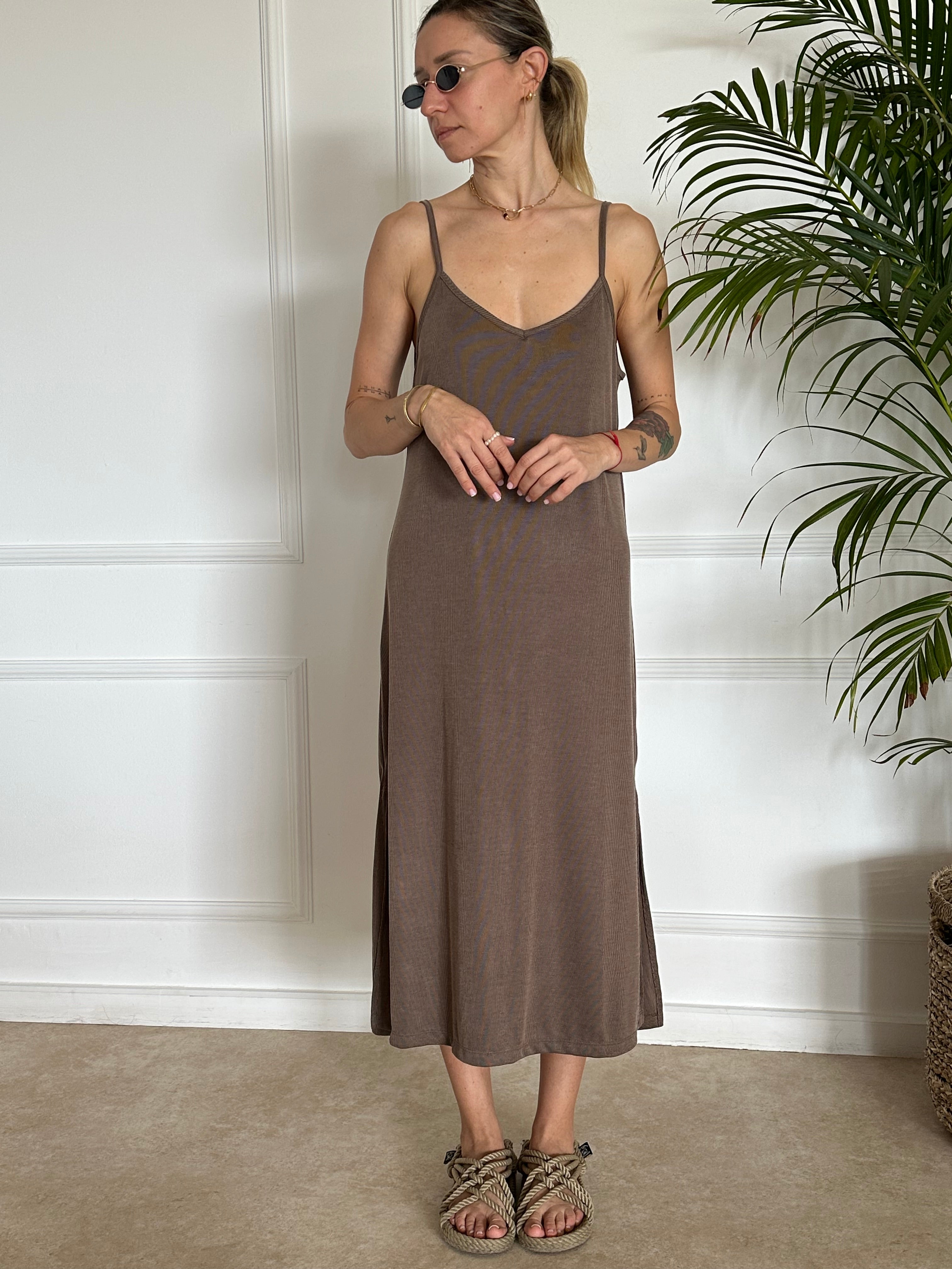 שמלת סופיה חומה