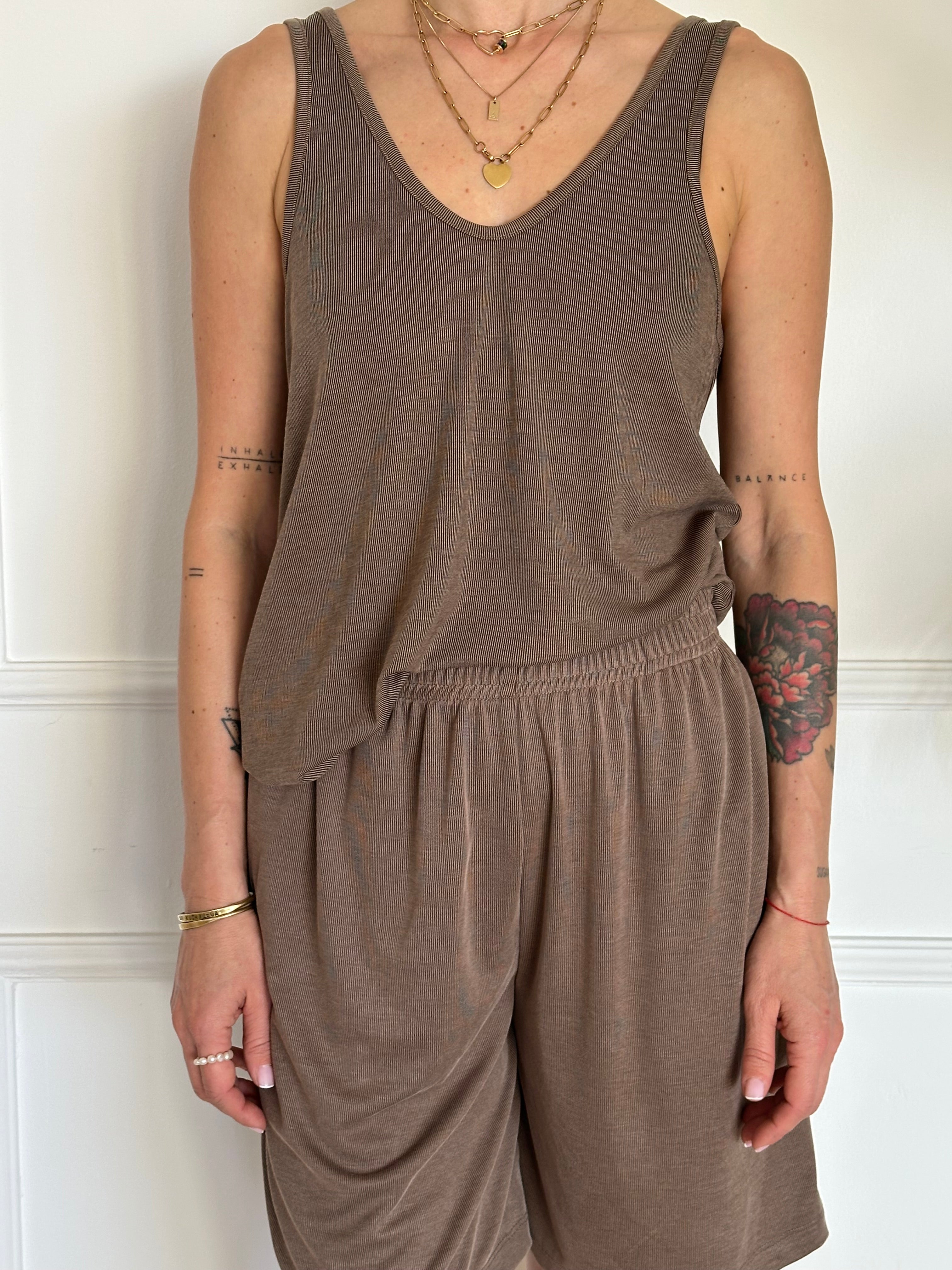 גופיית ניס חומה פסים דקים