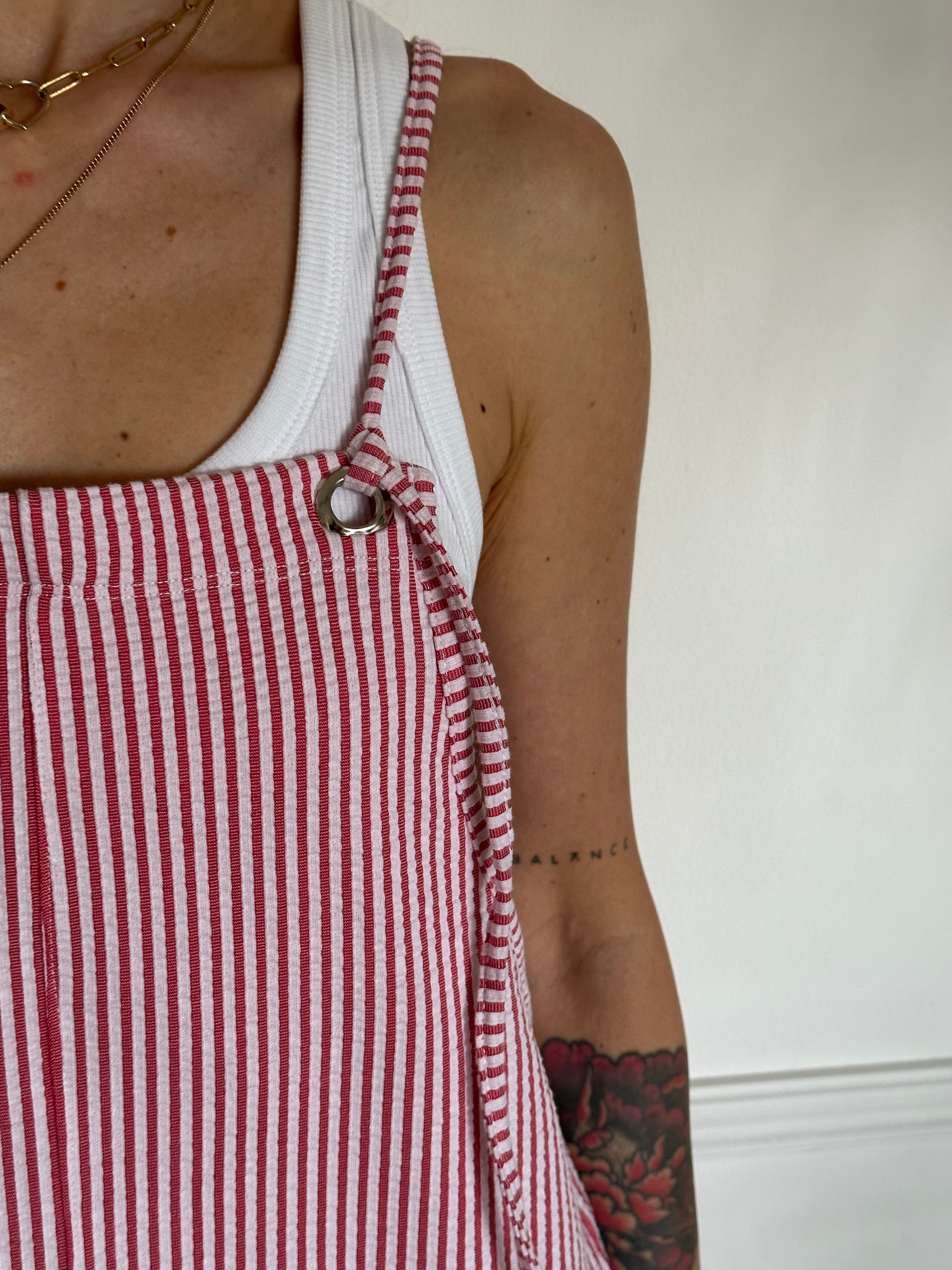 אוברול פסים אדומים