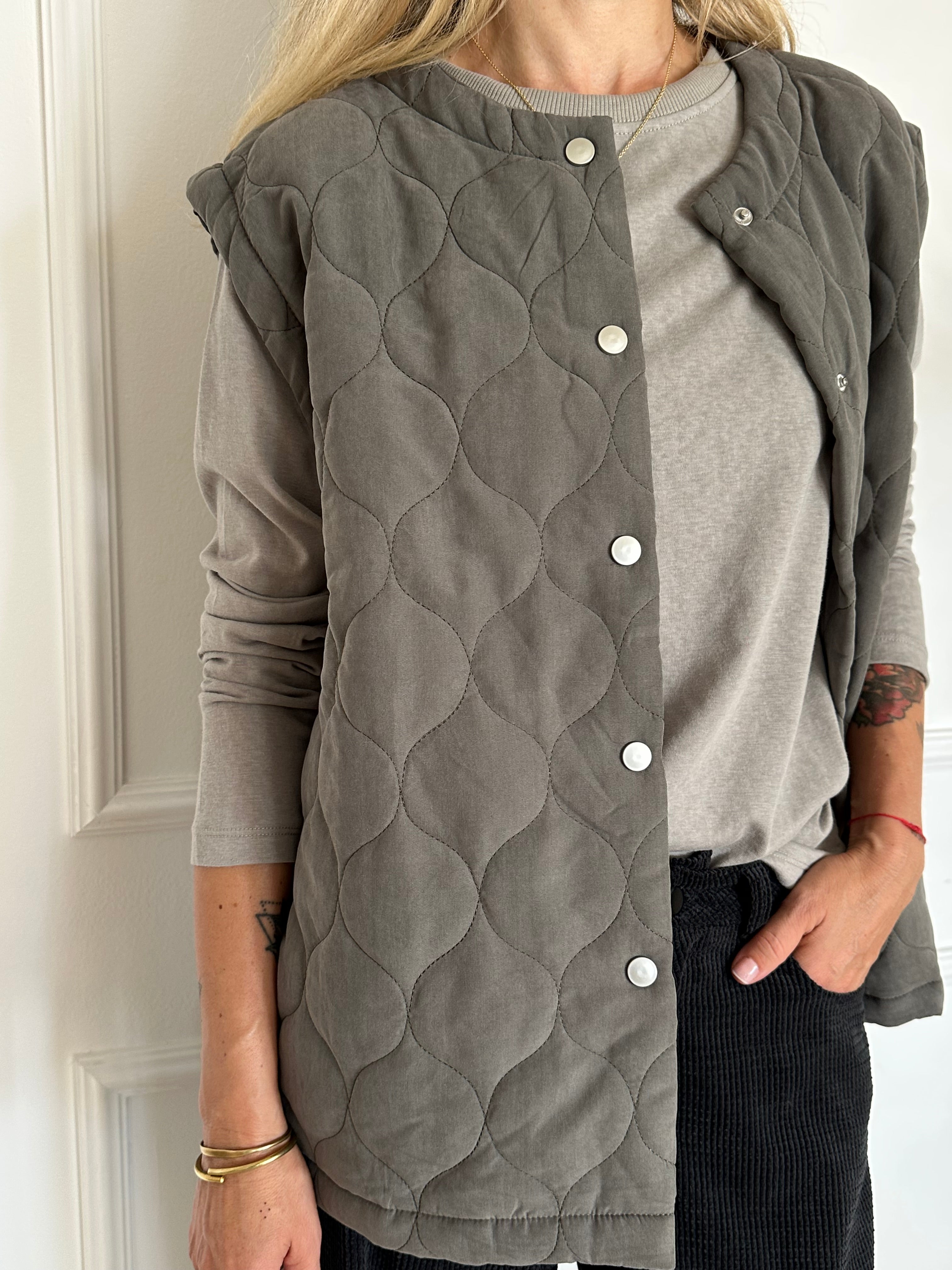 אפודת קויילטים olive