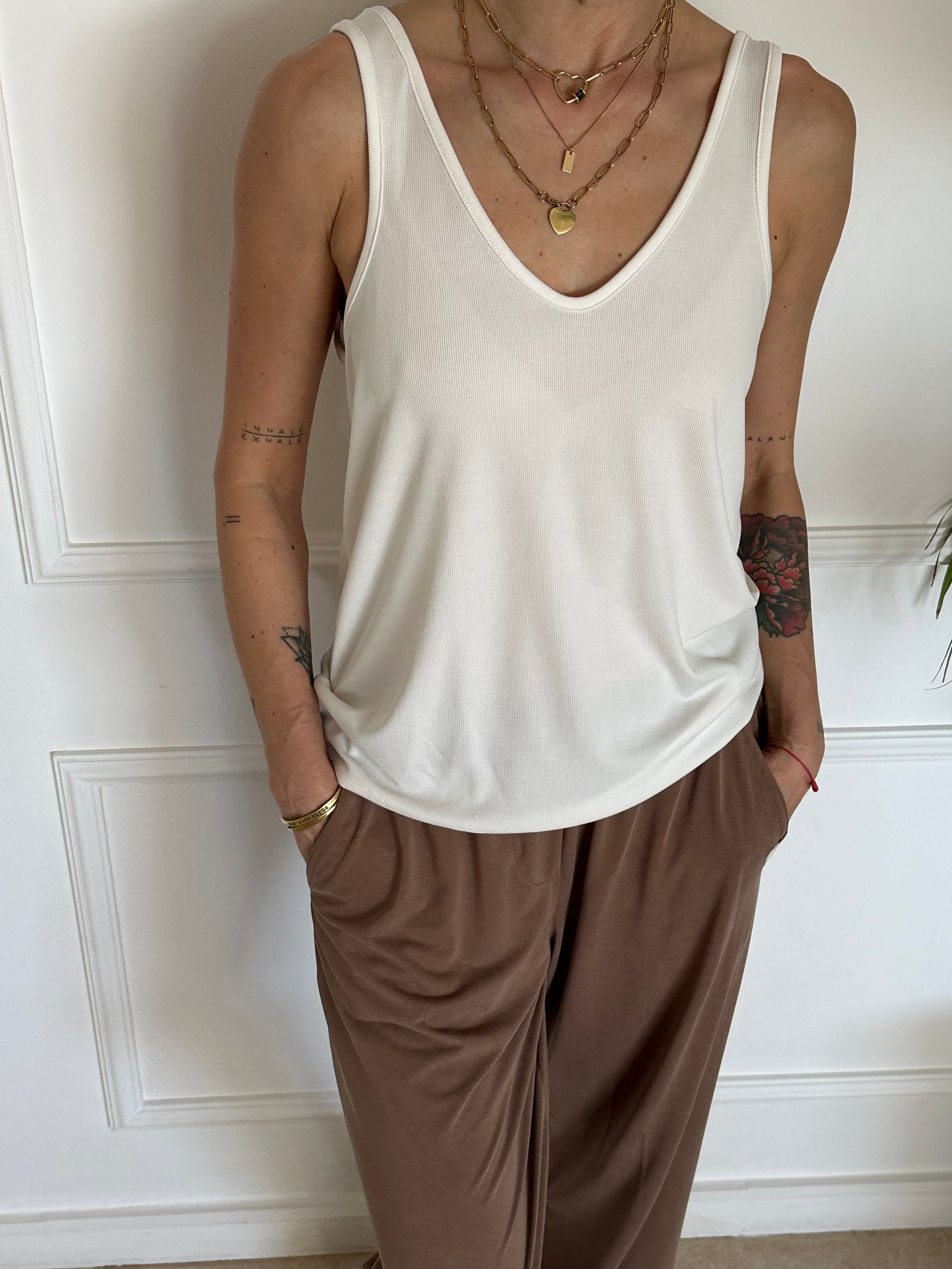 גופיית ניס לבנה פסים דקים