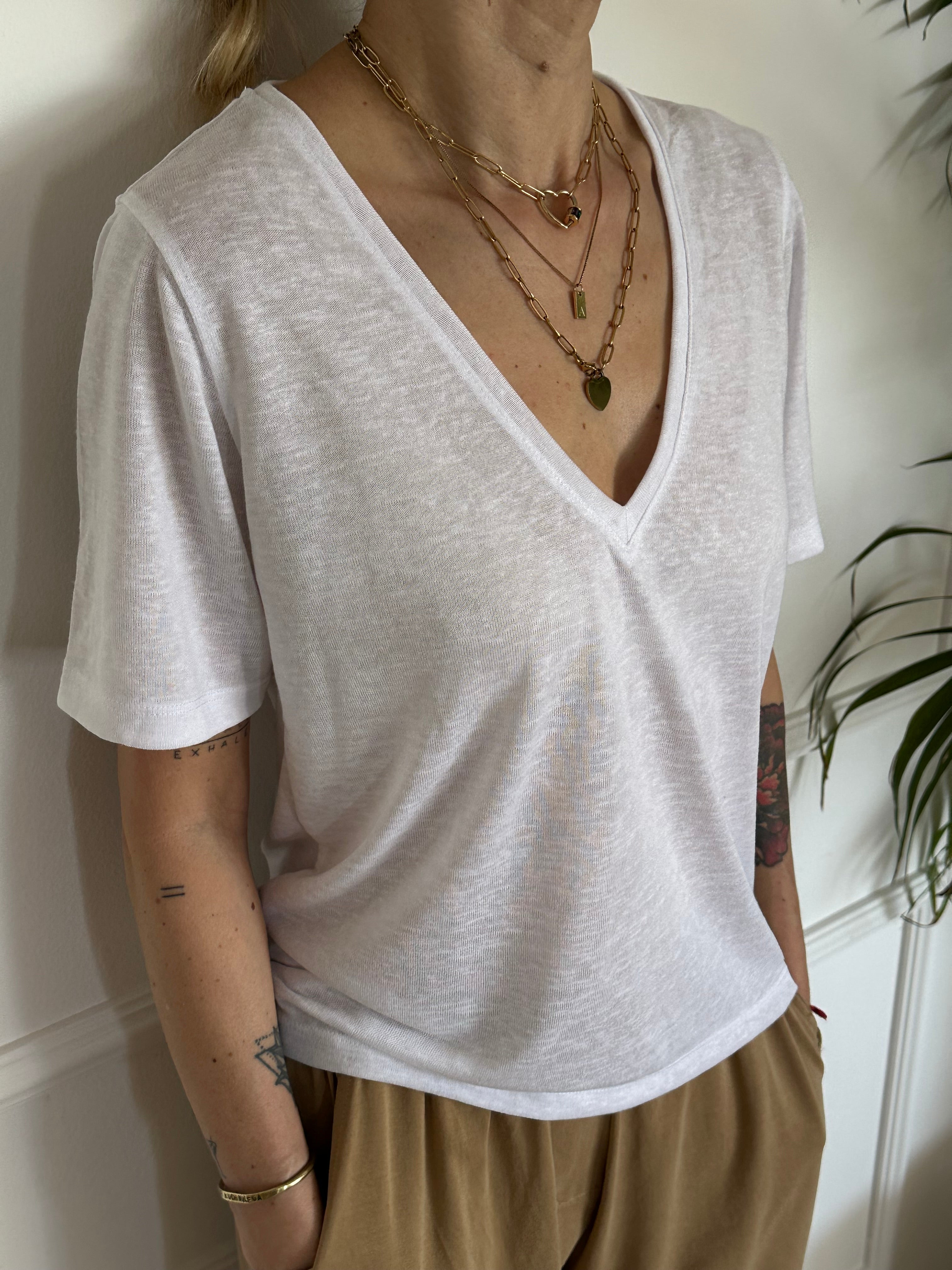 טי שירט עם מפתח וי לבנה