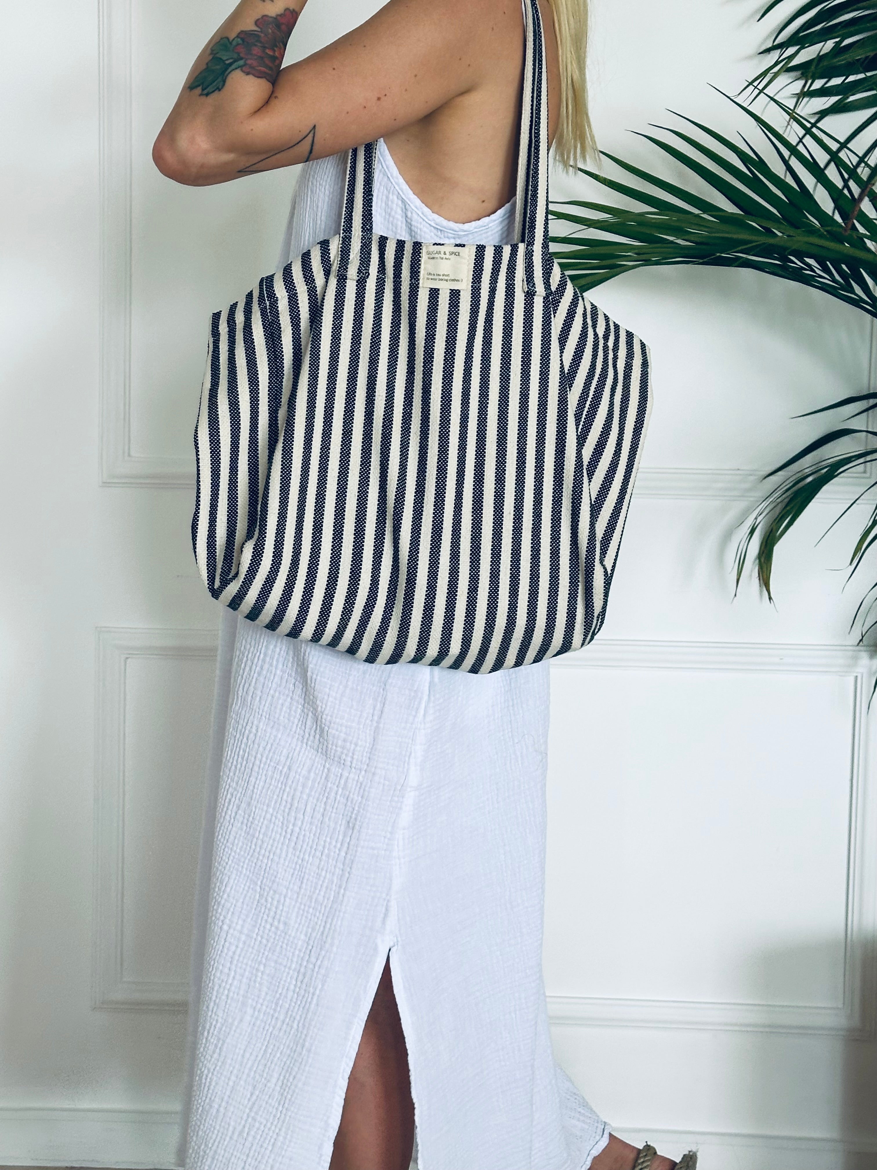 תיק פסים אפורים