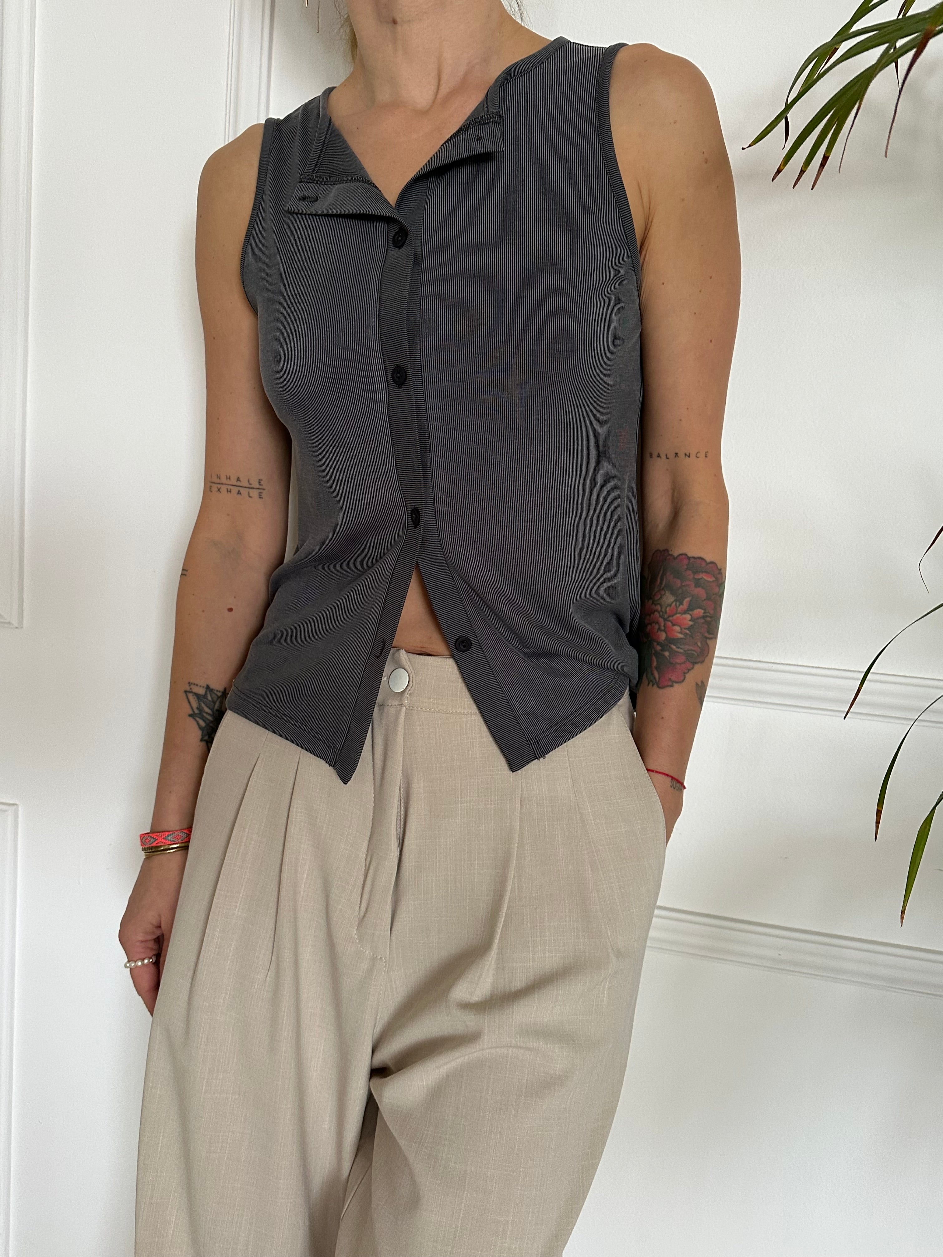 טופ כפתורים אפור פסים דקים