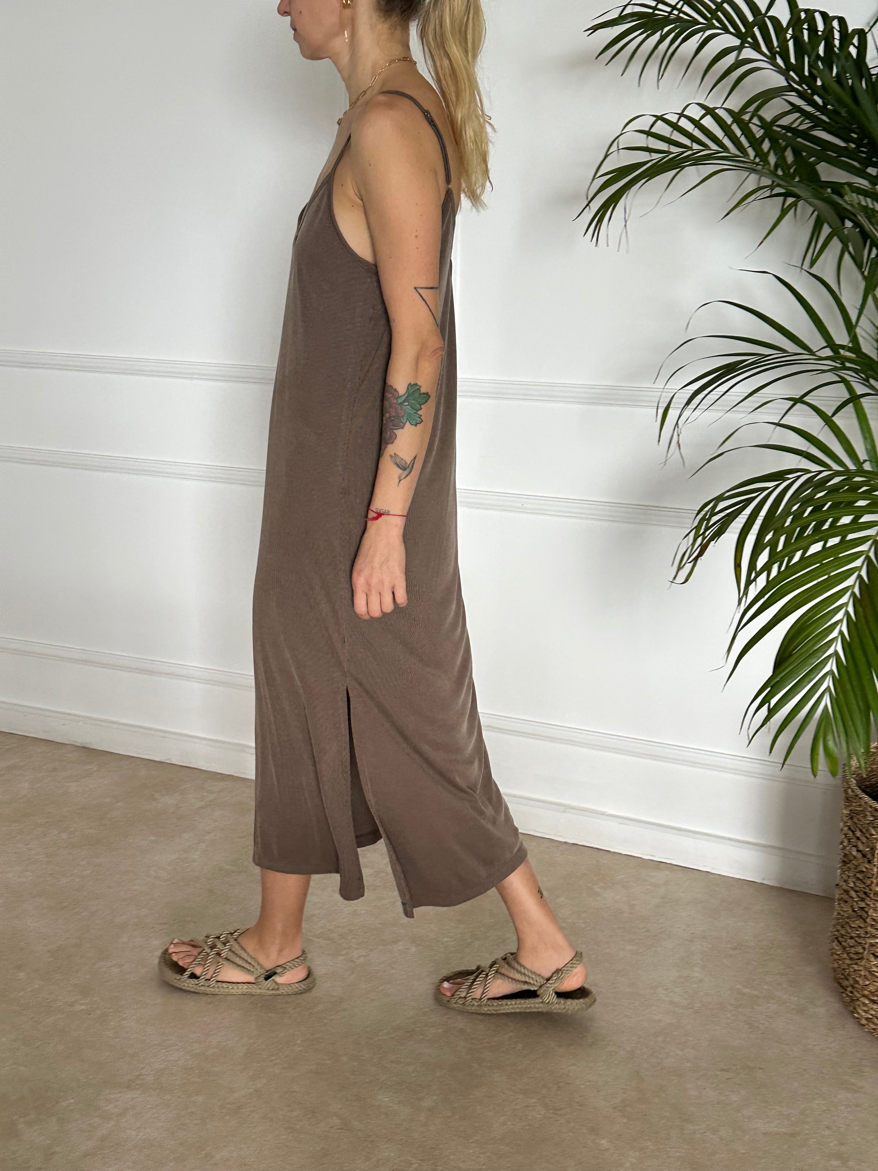 שמלת סופיה חומה