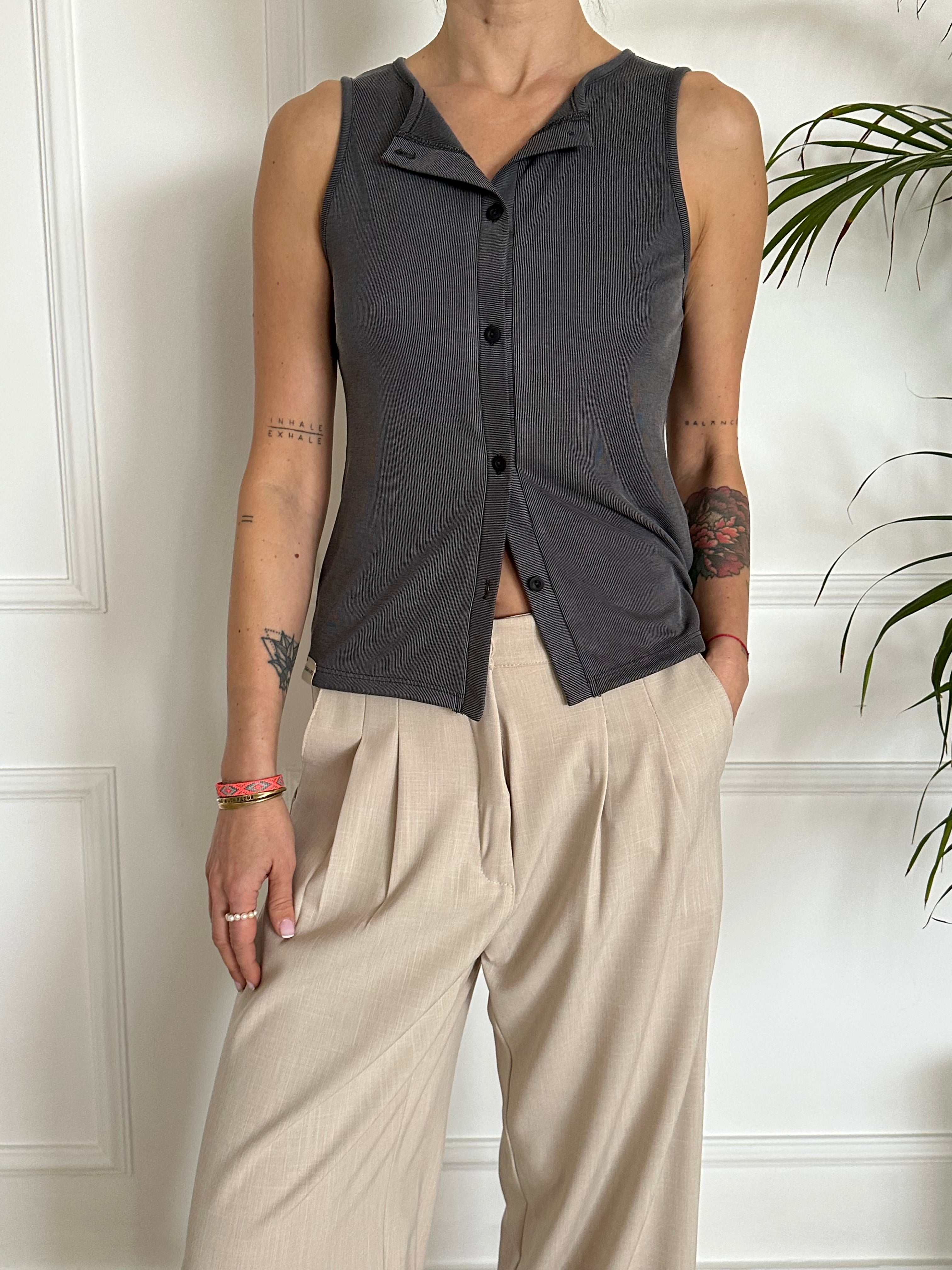 טופ כפתורים אפור פסים דקים