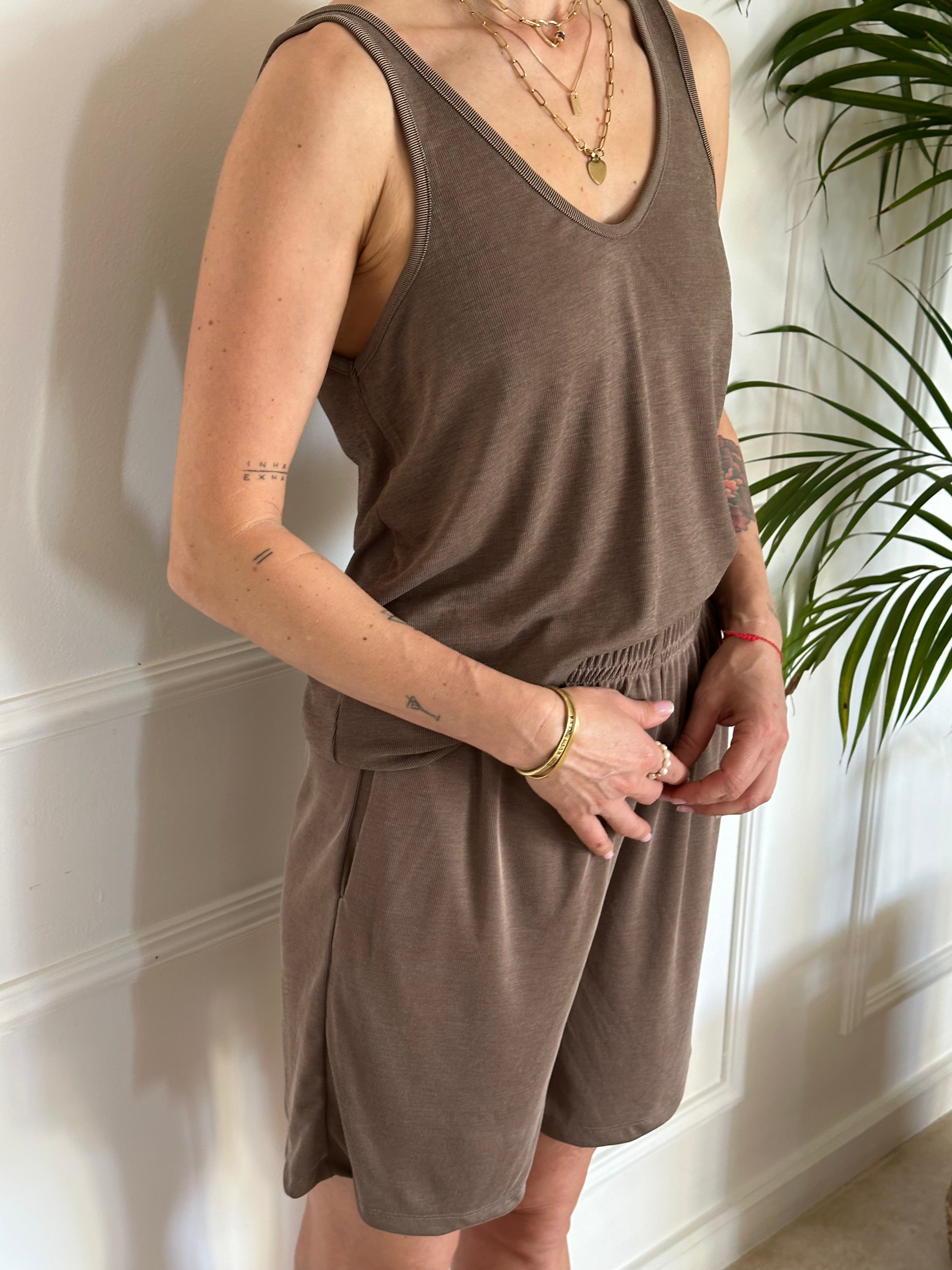 גופיית ניס חומה פסים דקים