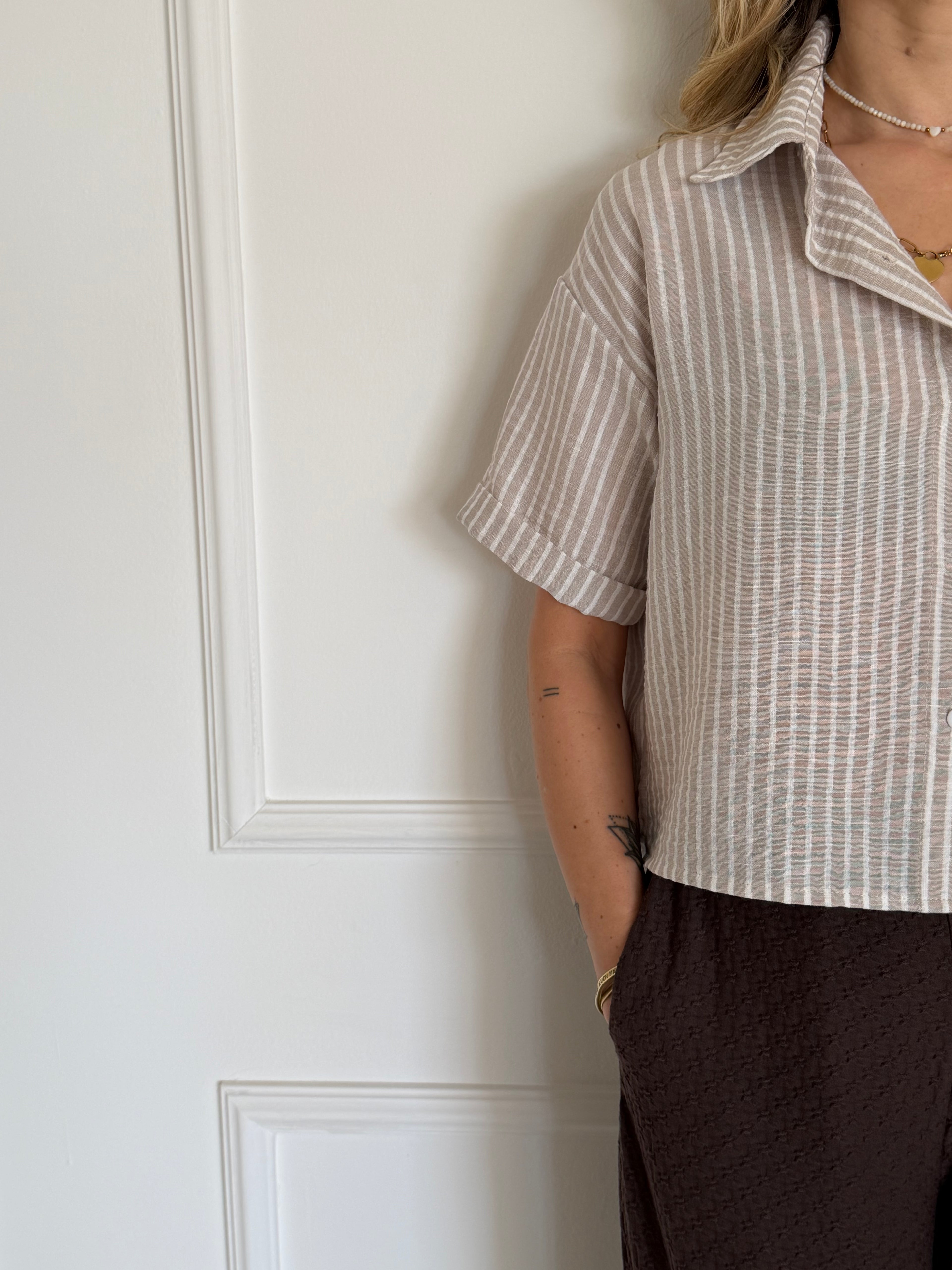 חולצה מכופתרת קרופ פסים מוקה