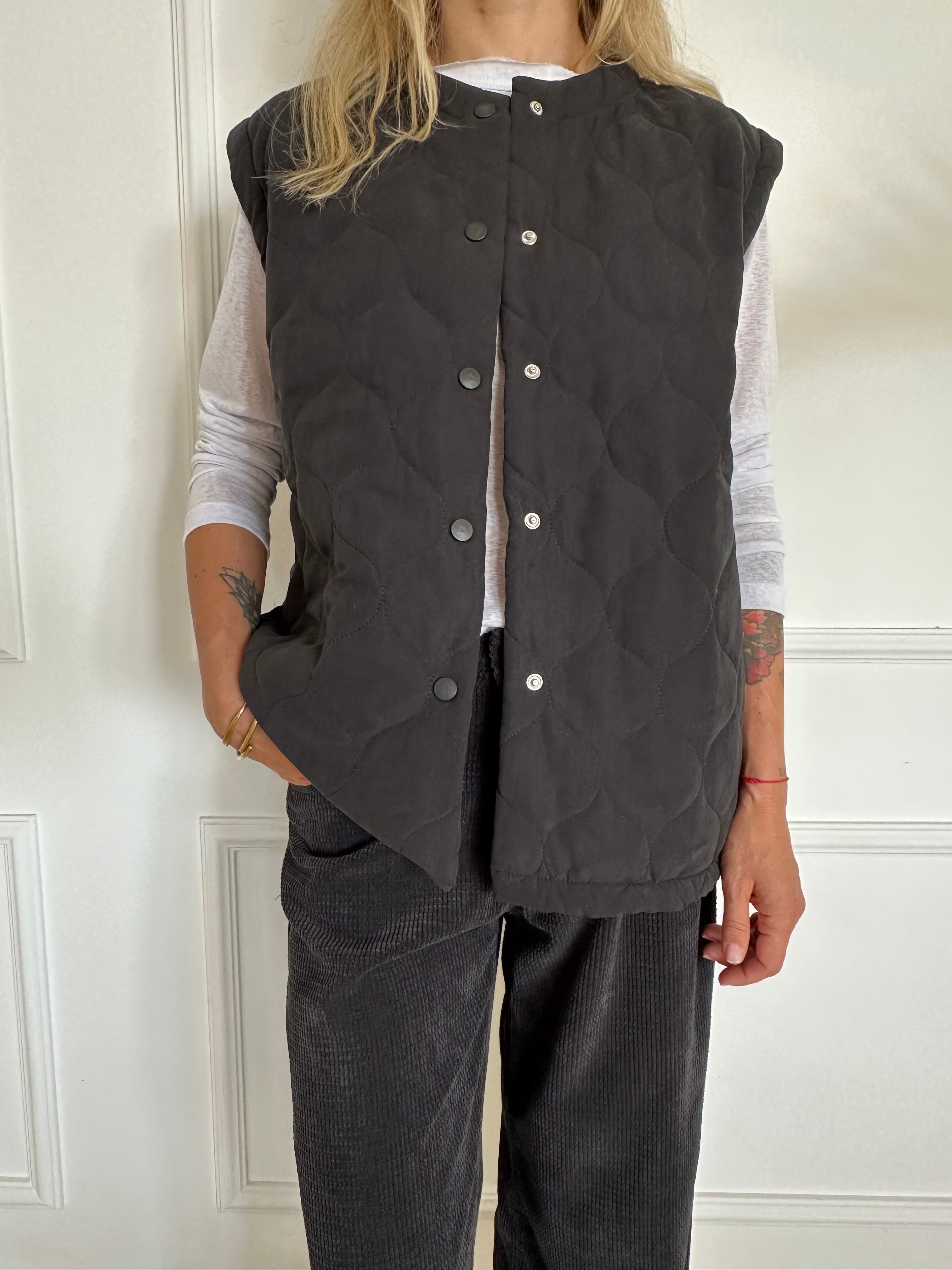 אפודת קויילטים שחורה