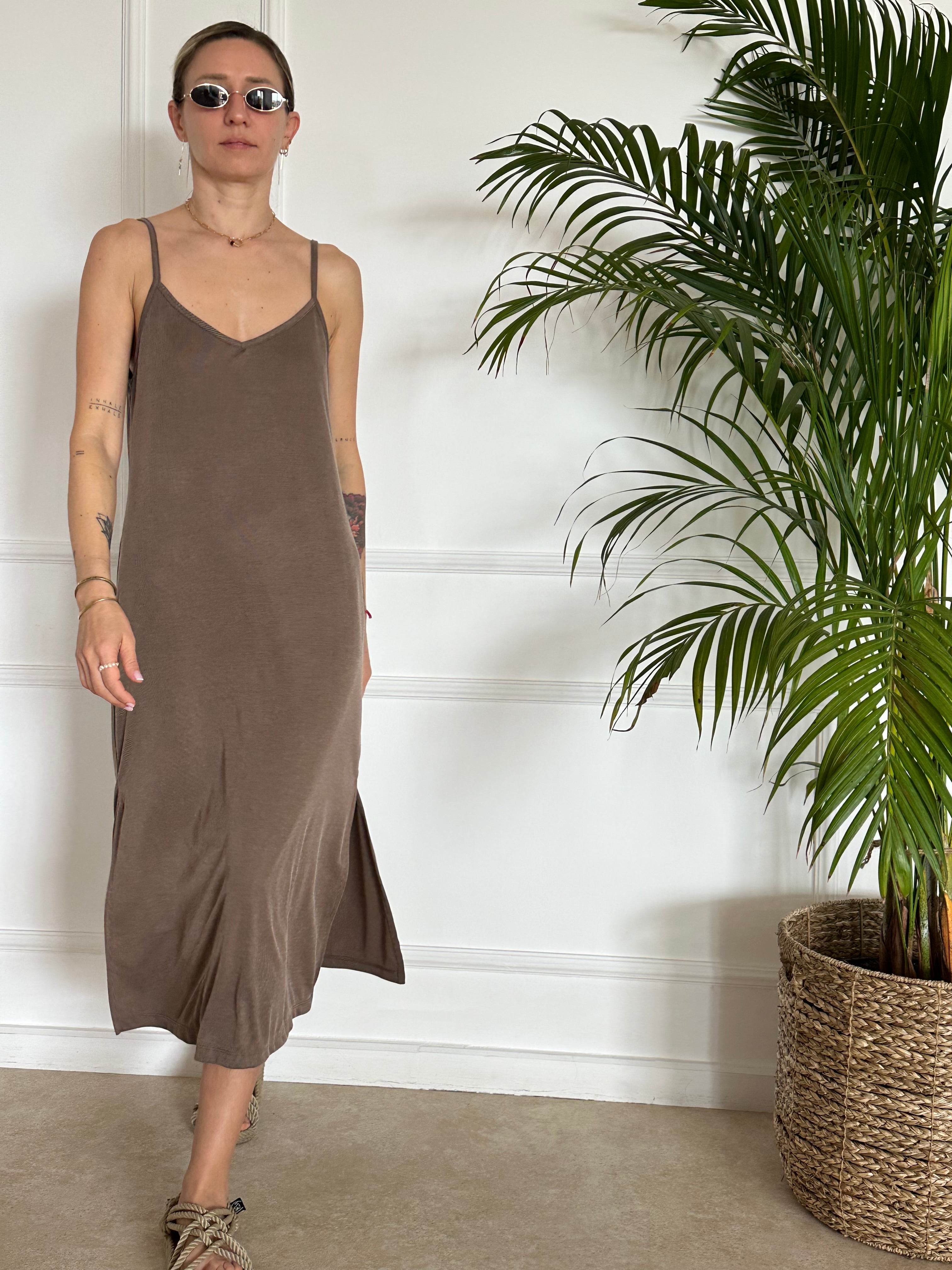 שמלת סופיה חומה