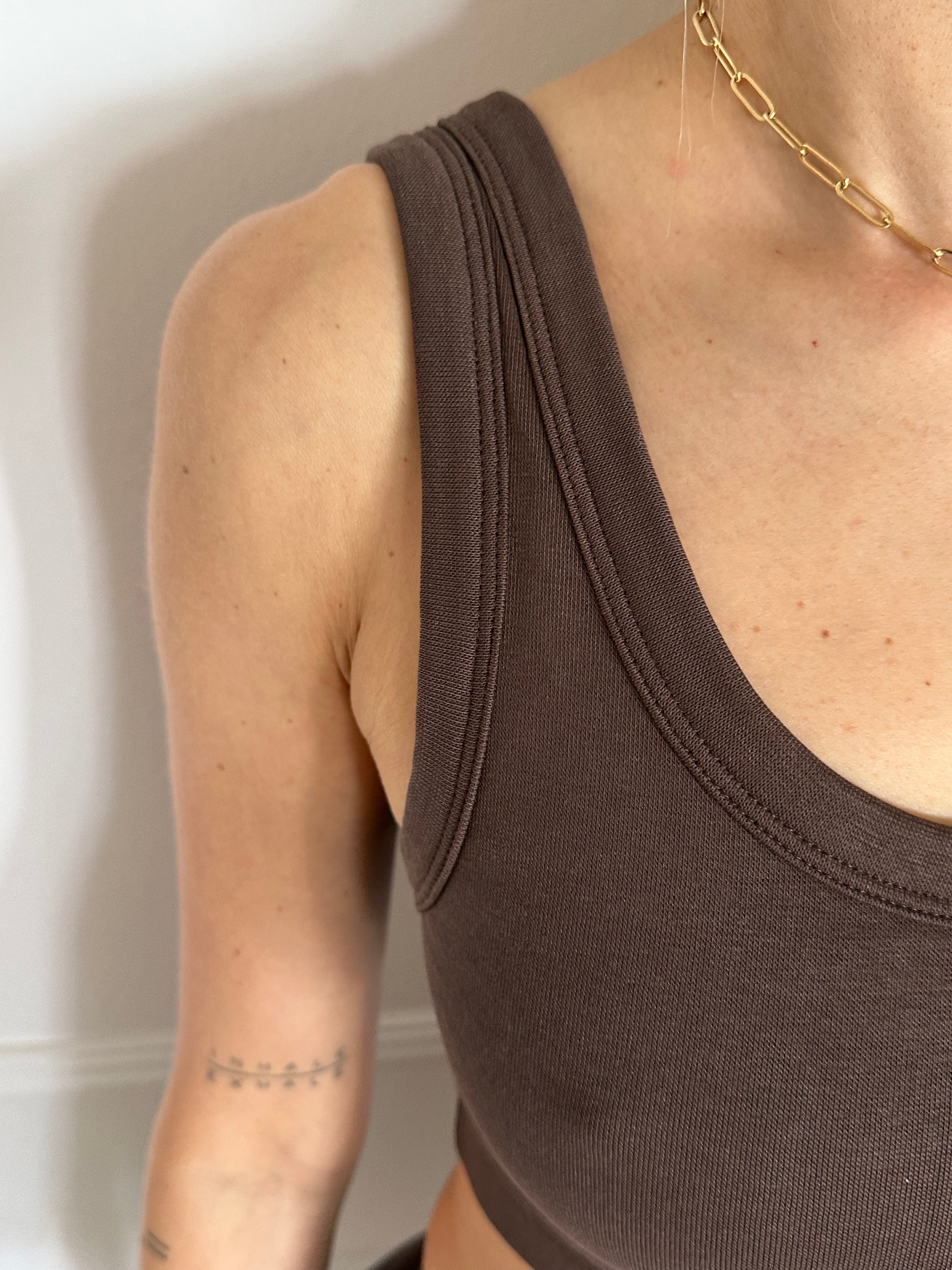 טופ יוגה סטון ווש BROWNIE