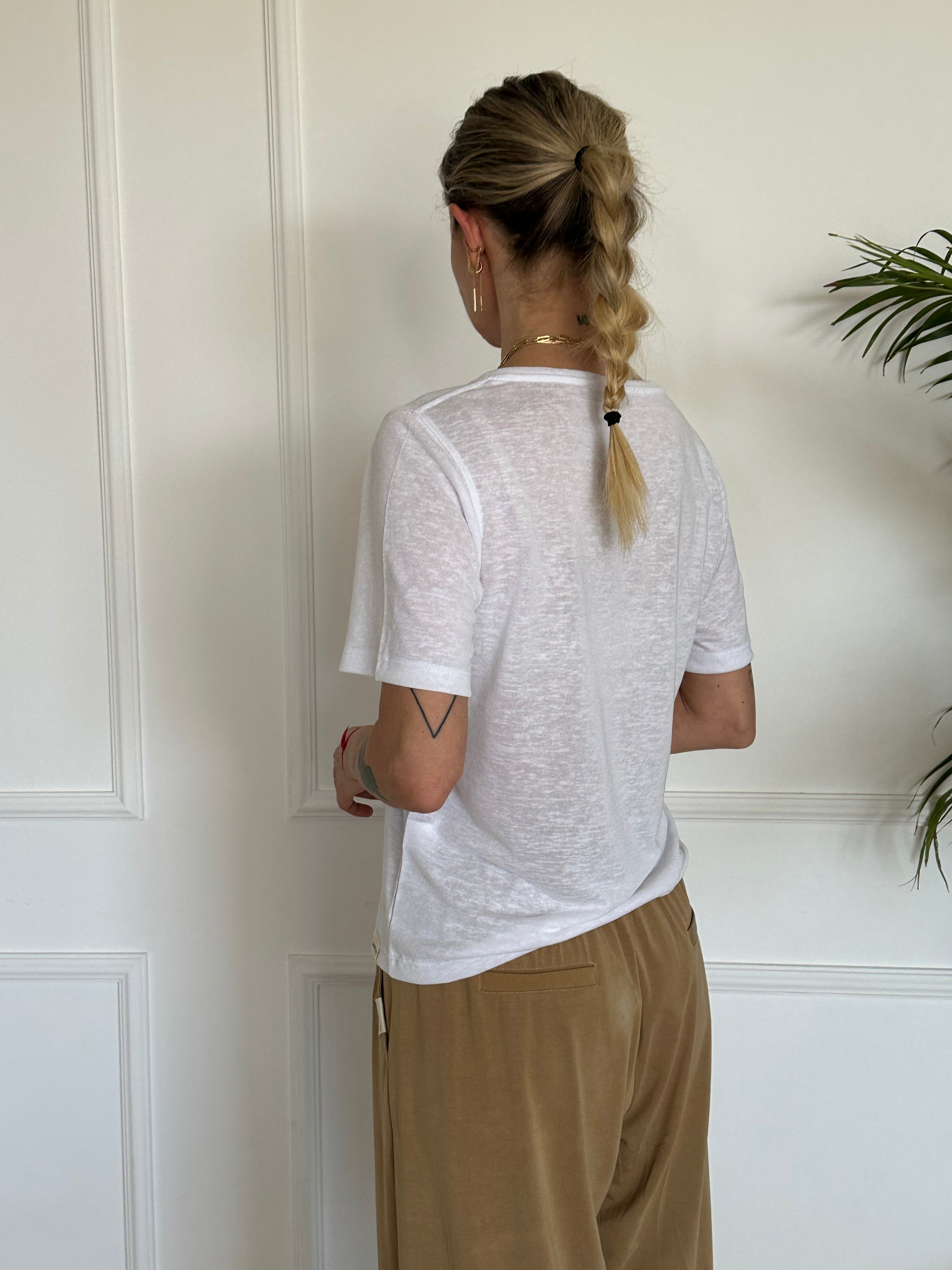 טי שירט עם מפתח וי לבנה